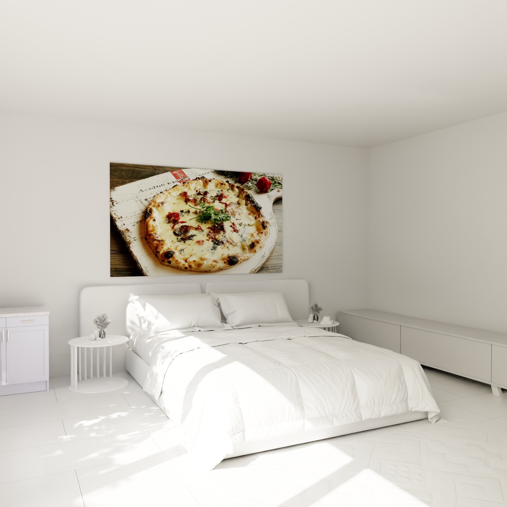 Croûte carbonisée et fromage fondant crème au-dessus d'un lit dans une chambre claire
