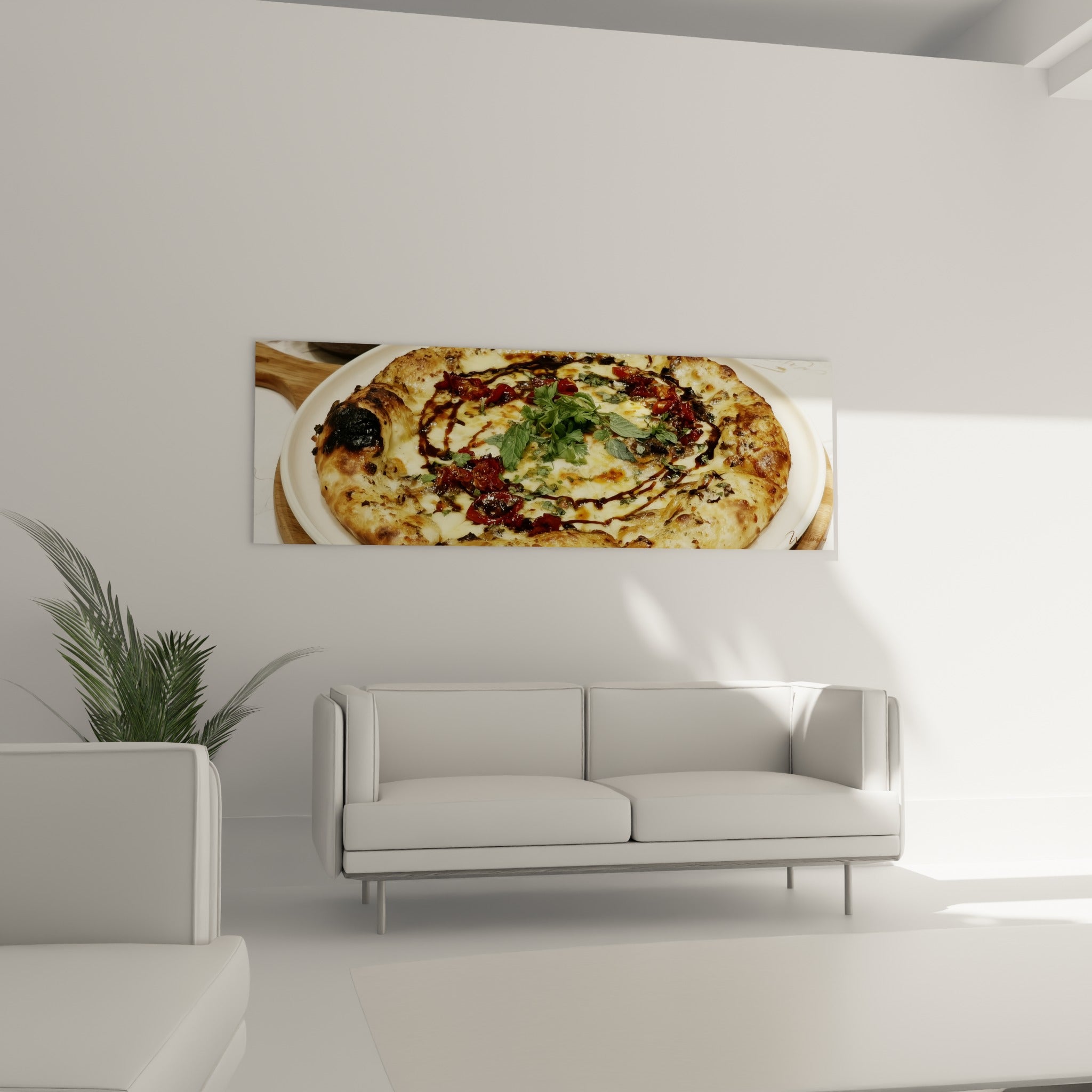 Croûte caramelisée brune et fromage fondu crème garnissent cette pizza, au-dessus d'un canapé dans un salon lumineux