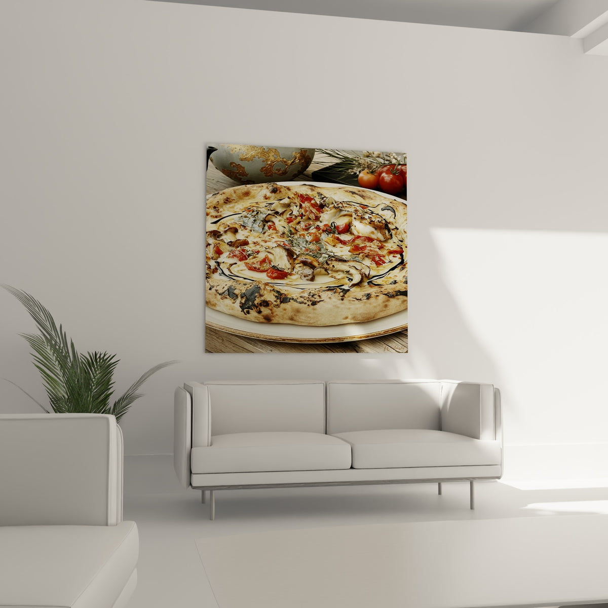 Garniture de champignons blancs et tomates rouges sur pizza dorée au-dessus d'un canapé dans un salon lumineux