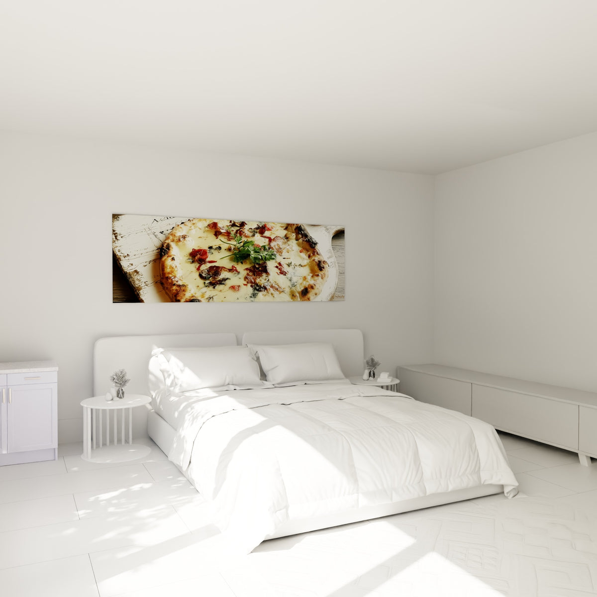 Pizza crémeuse aux herbes vertes et croûte dorée, accrochée au-dessus d'un lit dans une chambre claire