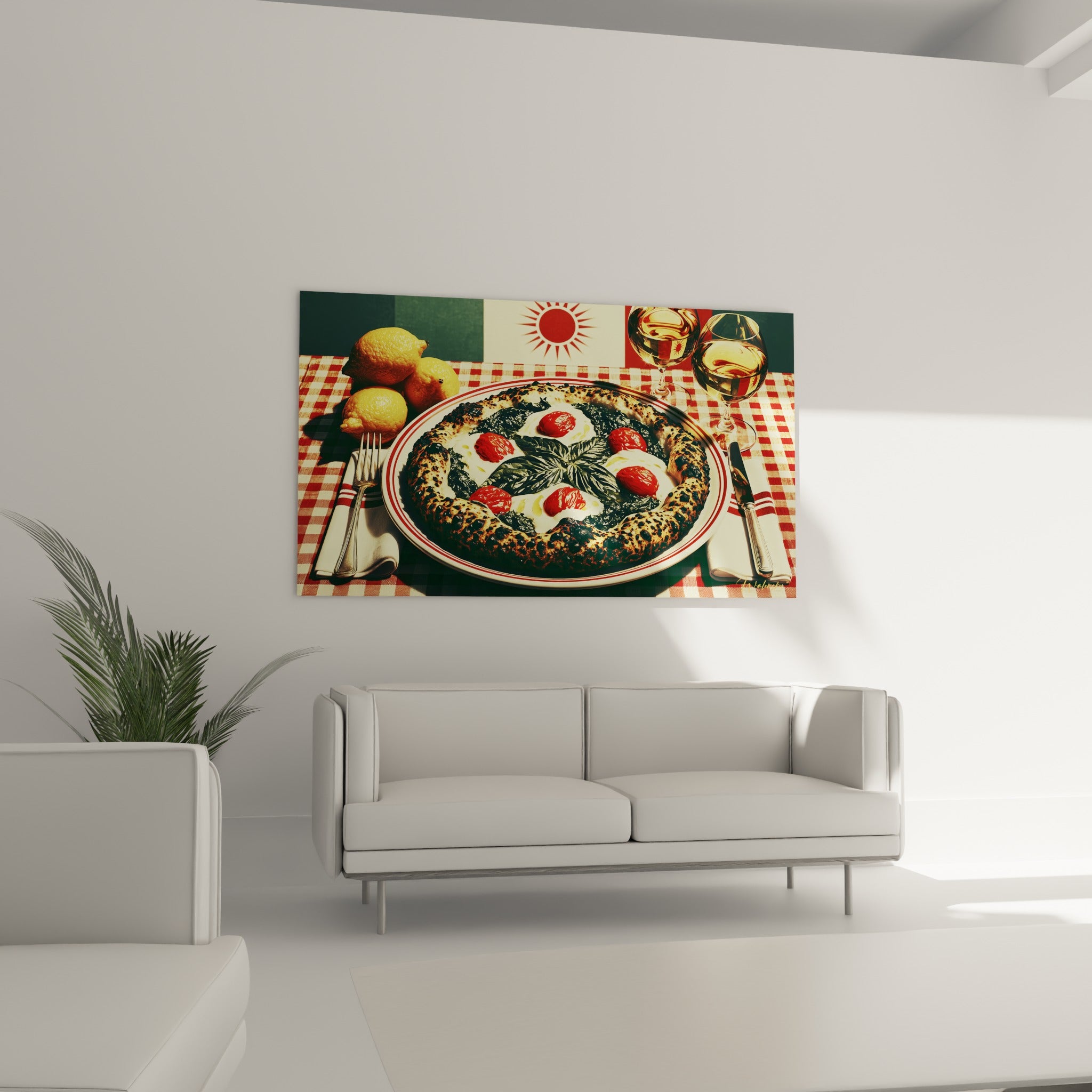 Nature morte italienne rouge et doré autour d'une pizza margherita, au-dessus d'un canapé dans un salon lumineux