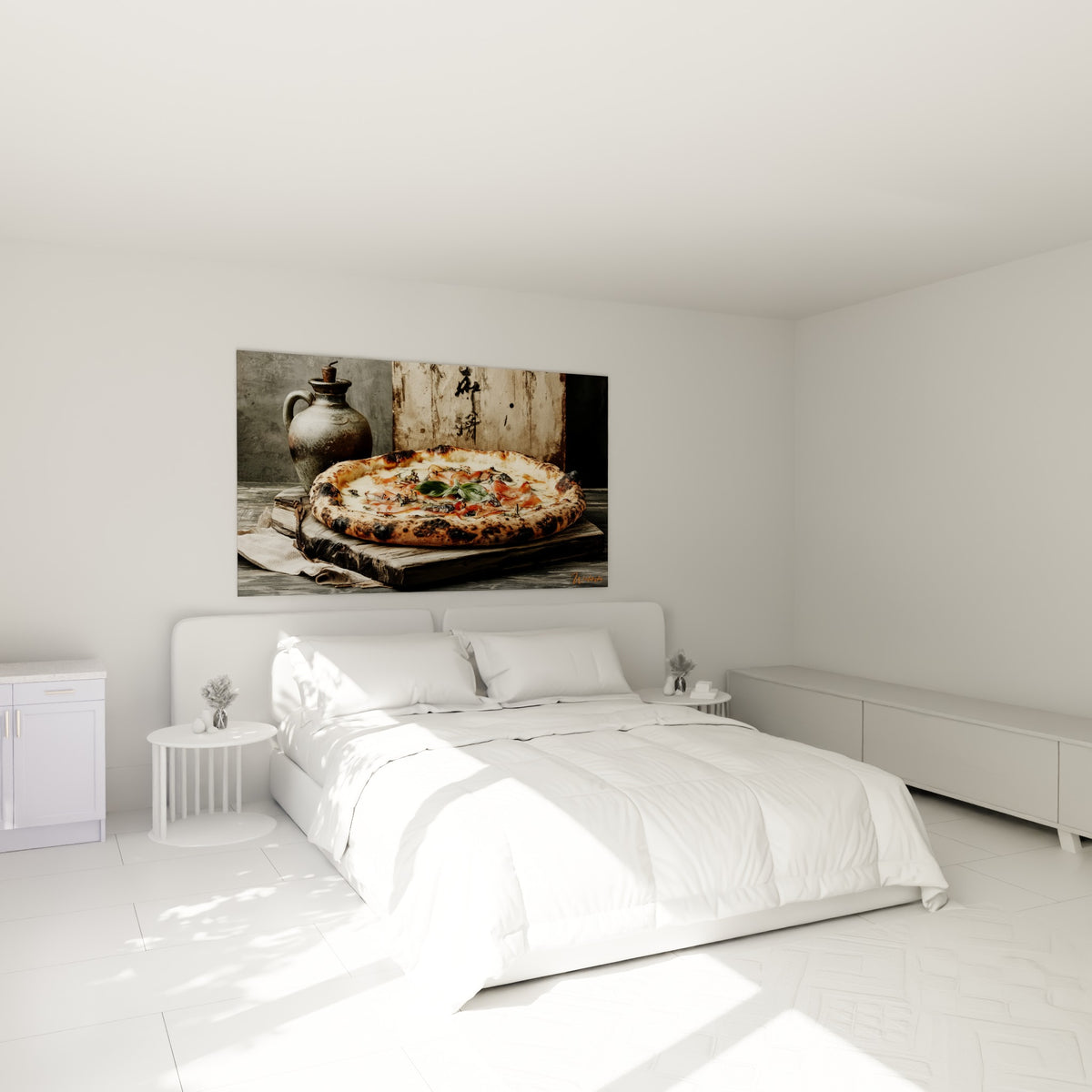 Pizza artisanale aux teintes ocre et anthracite, accrochée au-dessus d'un lit dans une chambre claire