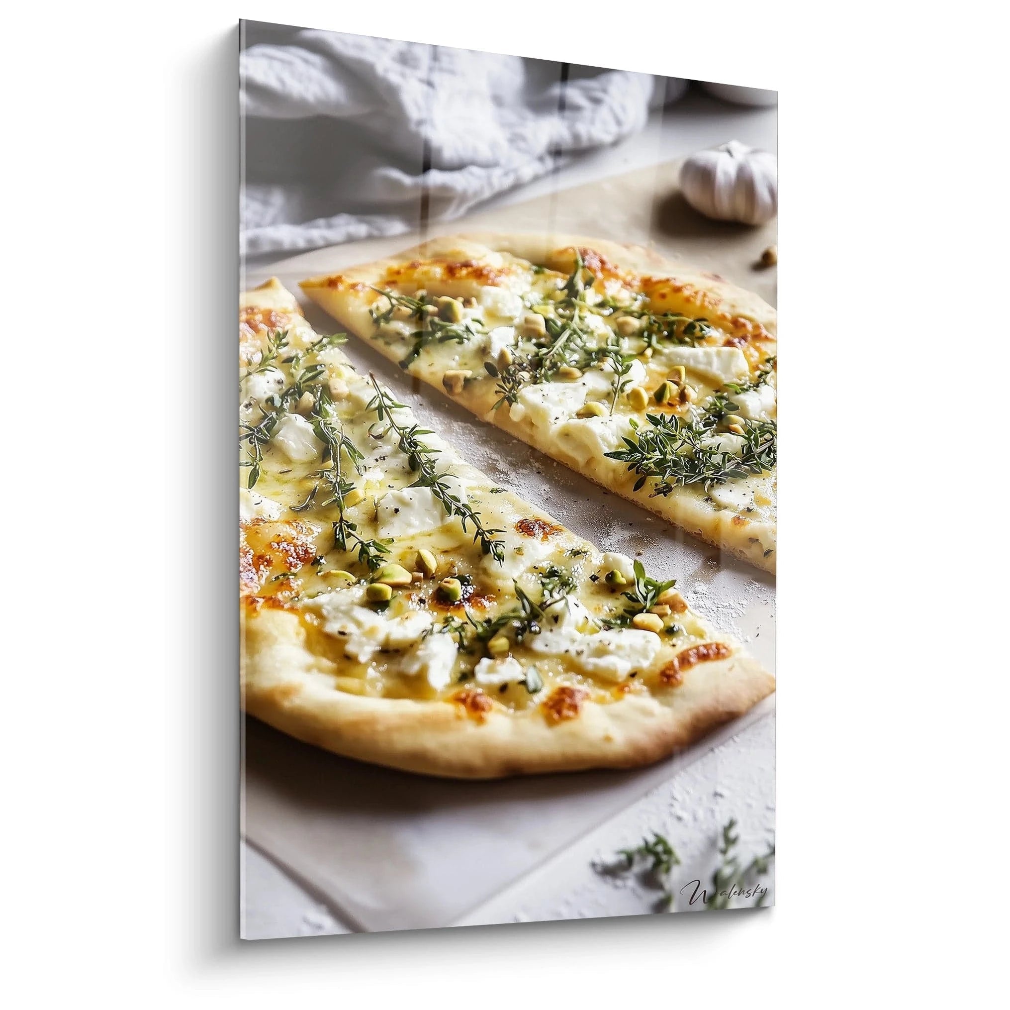 Un tableau pizza représentant une pizza coupée en parts, avec une pâte dorée, du fromage blanc fondu, des pistaches et du thym sur fond neutre, avec des textures réalistes et des contrastes nets.