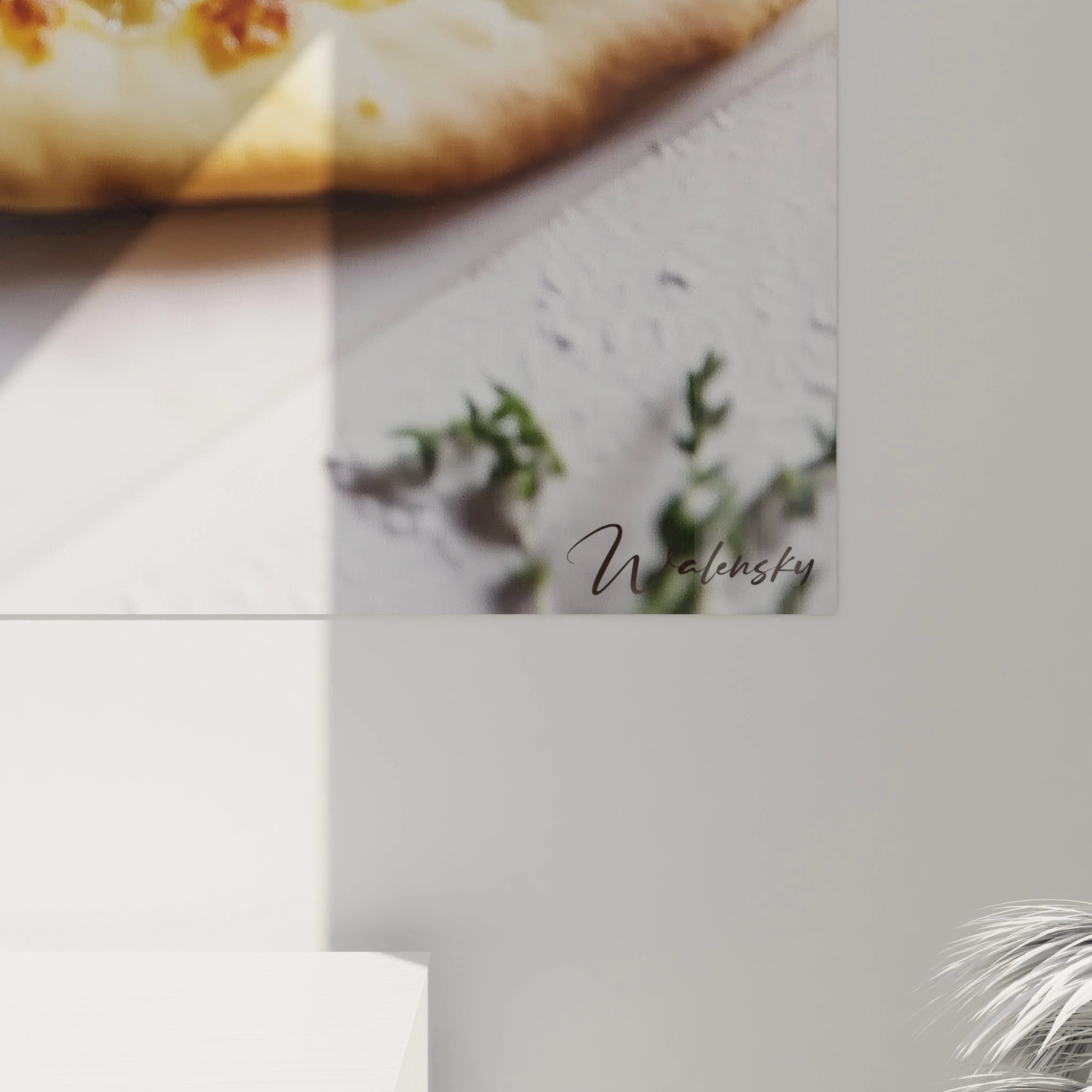 Un tableau pizza représentant une pizza en tranches avec du fromage filant, une croûte dorée et des herbes aromatiques, sur un fond clair, utilisant des textures détaillées pour un rendu réaliste.