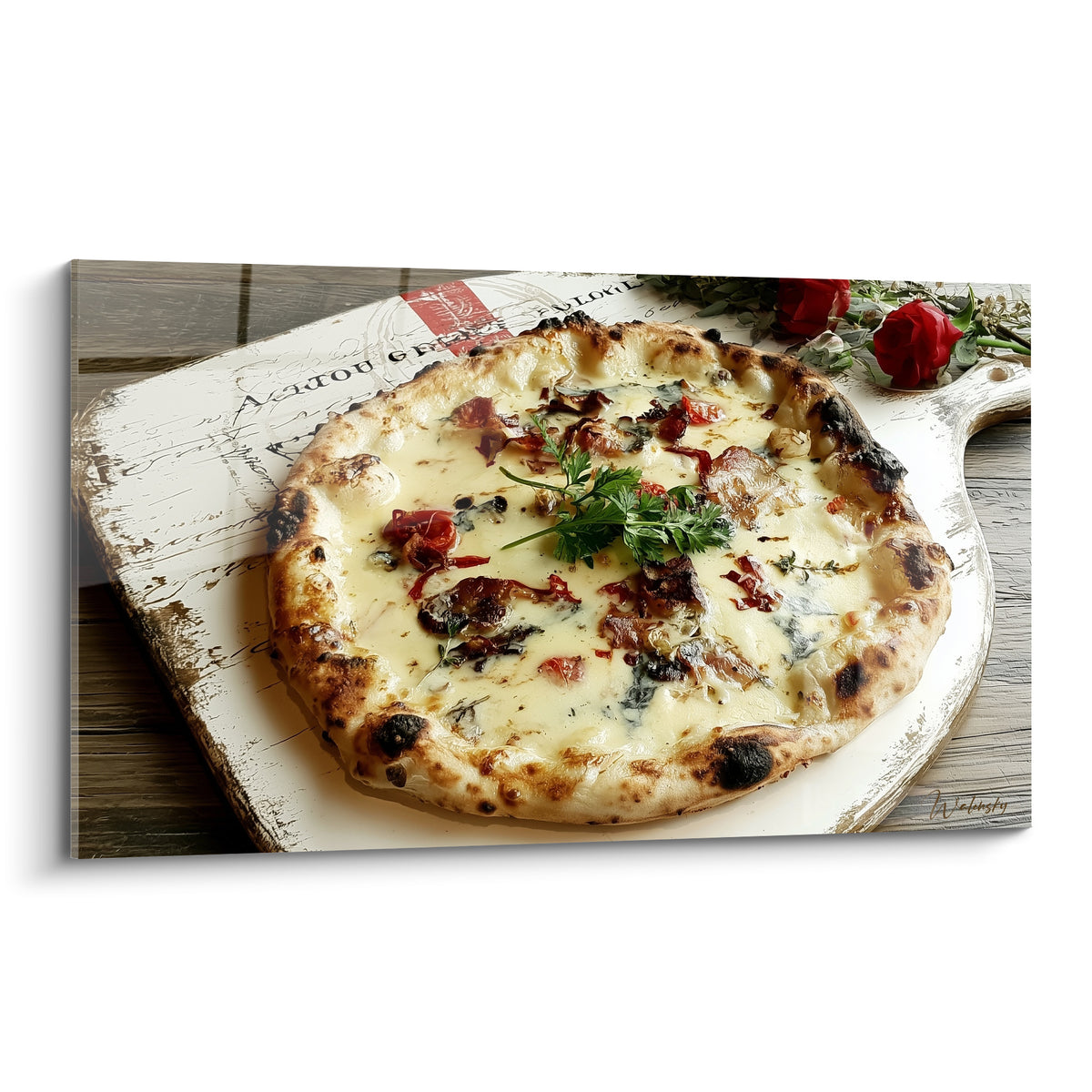 Pizza napolitaine crème et dorée sur planche blanche vieillie, roses rouges en fond
