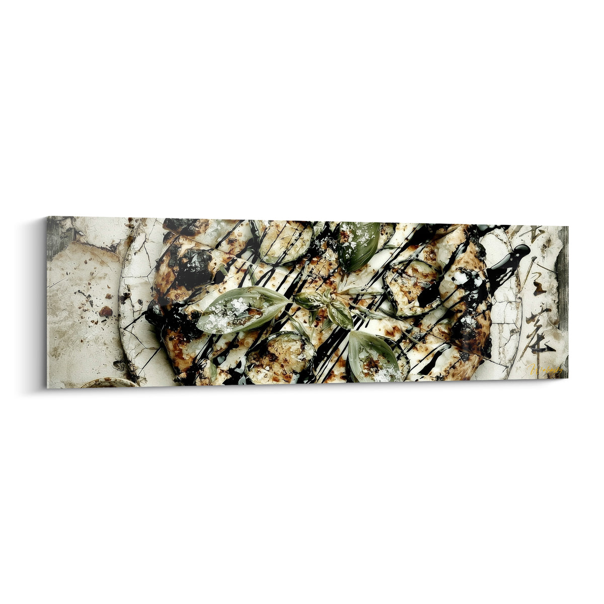Pizza vue de haut aux tons ocre et anthracite, feuilles de basilic vert sauge sur fond ivoire craquelé