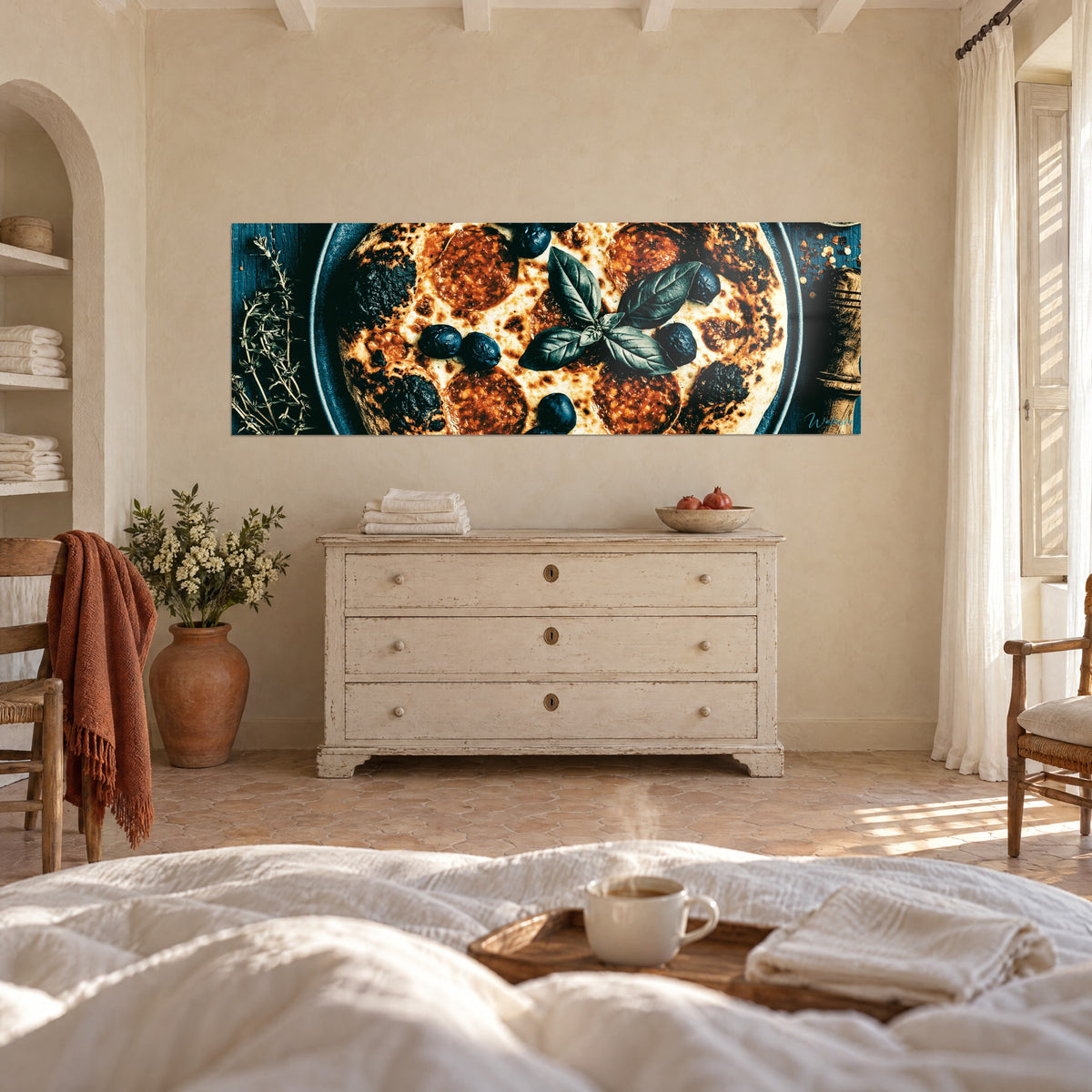 Tableau tranches de saucisson rouge brique et olives noires sur croûte dorée, bleu nuit, au-dessus d'un lit dans une chambre claire