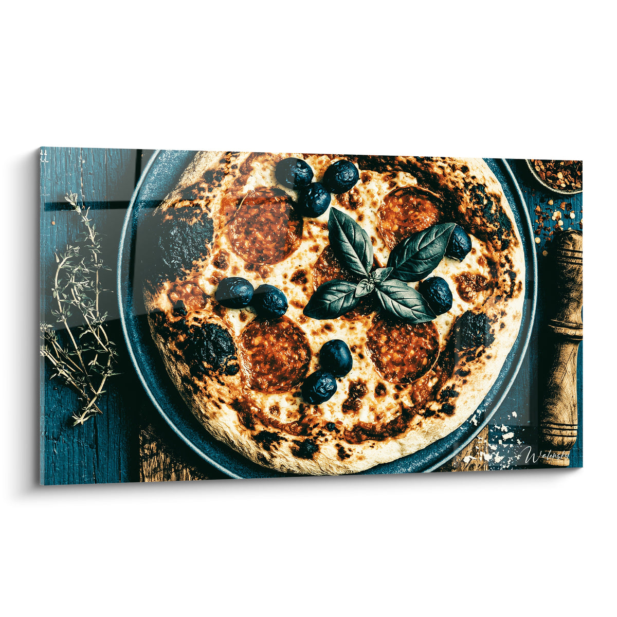 Pizza pepperoni garnie d'olives noires et de basilic, croûte dorée et ocre, plateau bleu marine