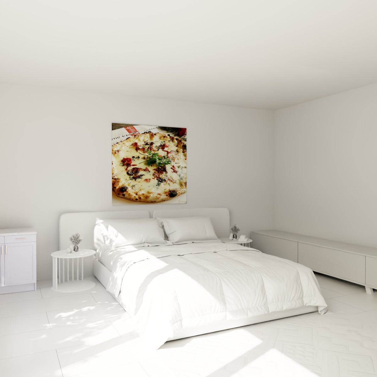 Composition gourmande brune et blanche de pizza cuite au four, accrochée au-dessus d'un lit dans une chambre claire