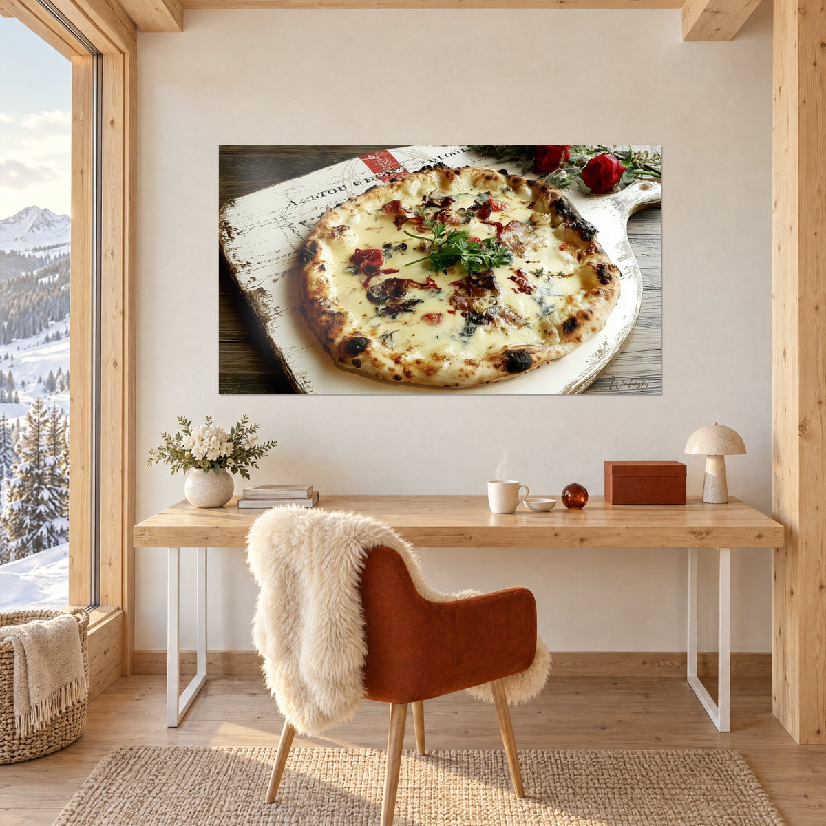Quadro pizza artigianale dorata con pancetta grigliata, rose rosse e tavola bianca scheggiata, sopra una scrivania in legno chiaro