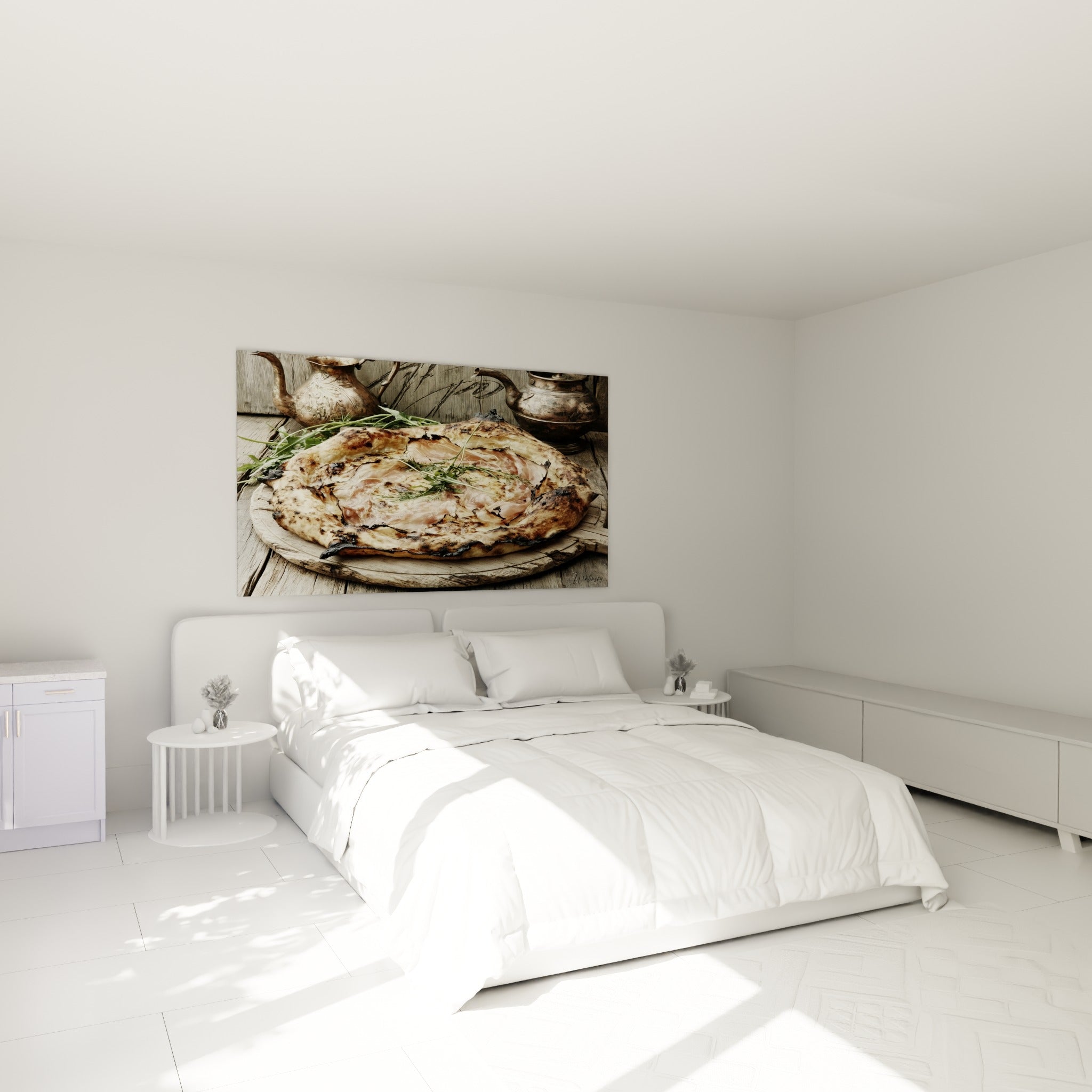 Pizza croustillante aux tons ambrés et verts accrochée au-dessus d'un lit dans une chambre claire