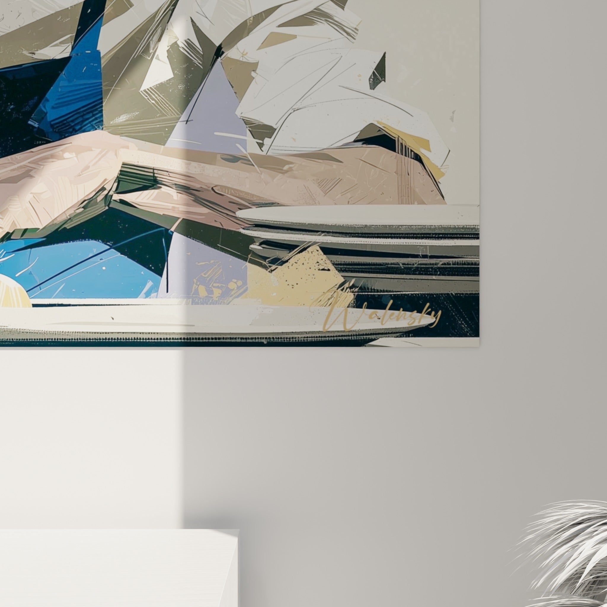 Empâtements bleu marine et beige sable révélant la texture graphique fragmentée du geste artisanal peint.