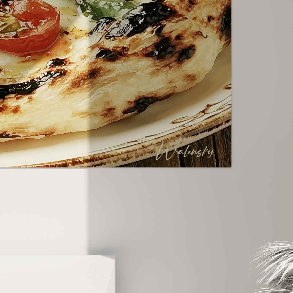 Empâtements dorés et coulures de fromage fondu sur cette pizza, feuilles de basilic vert et rouge tomate visibles de près