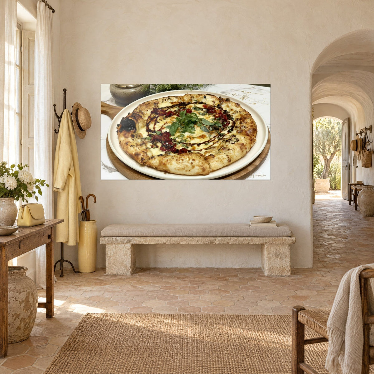 Tableau galette de pâte gonflée et fromage fondu crème, tomates séchées rouges, vue de trois-quarts, mas provençal et arche