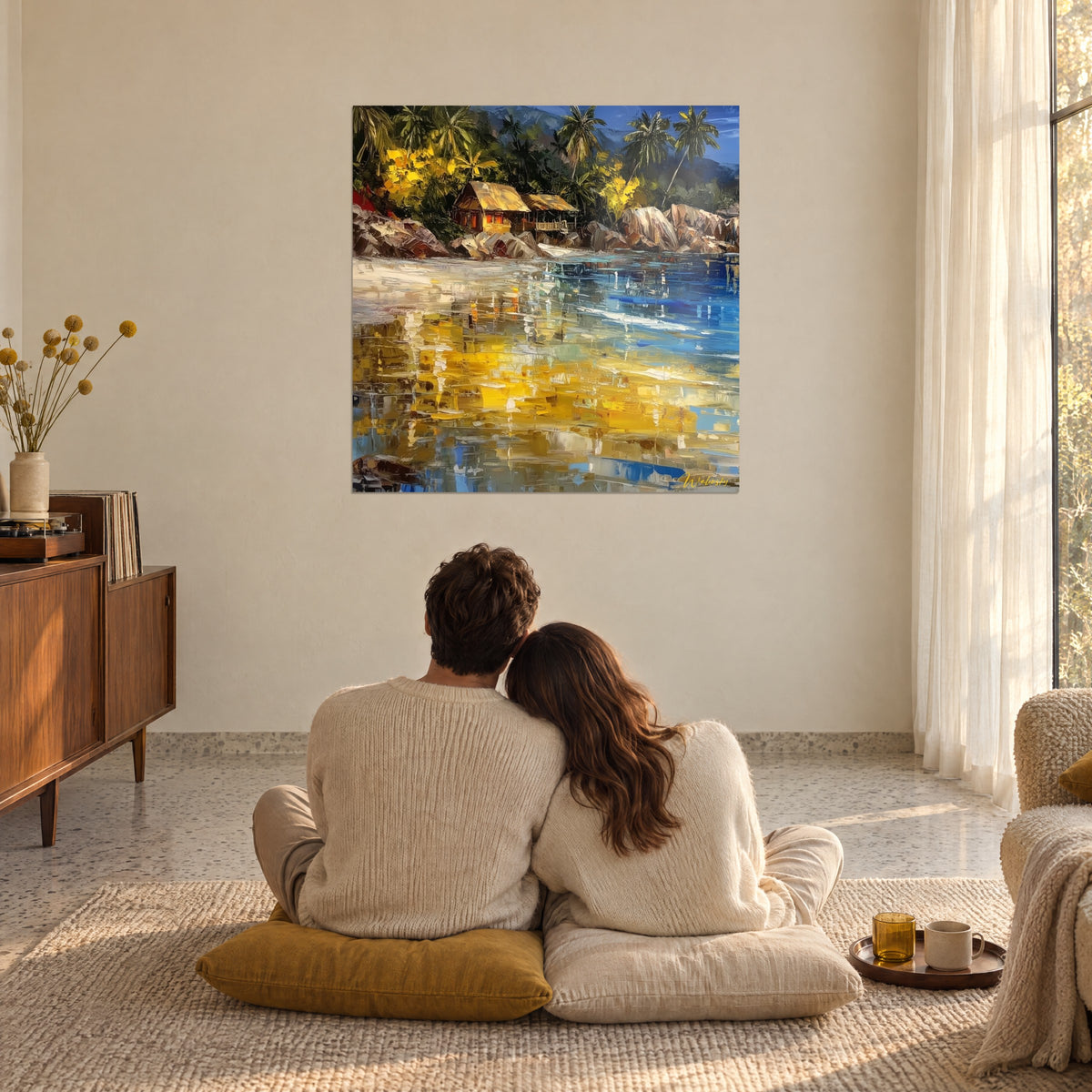 Cuadro ensenada soleada con cabañas ocre, reflejos amarillo vivo sobre el agua azul, contemplado por una pareja abrazada sentada en cojines