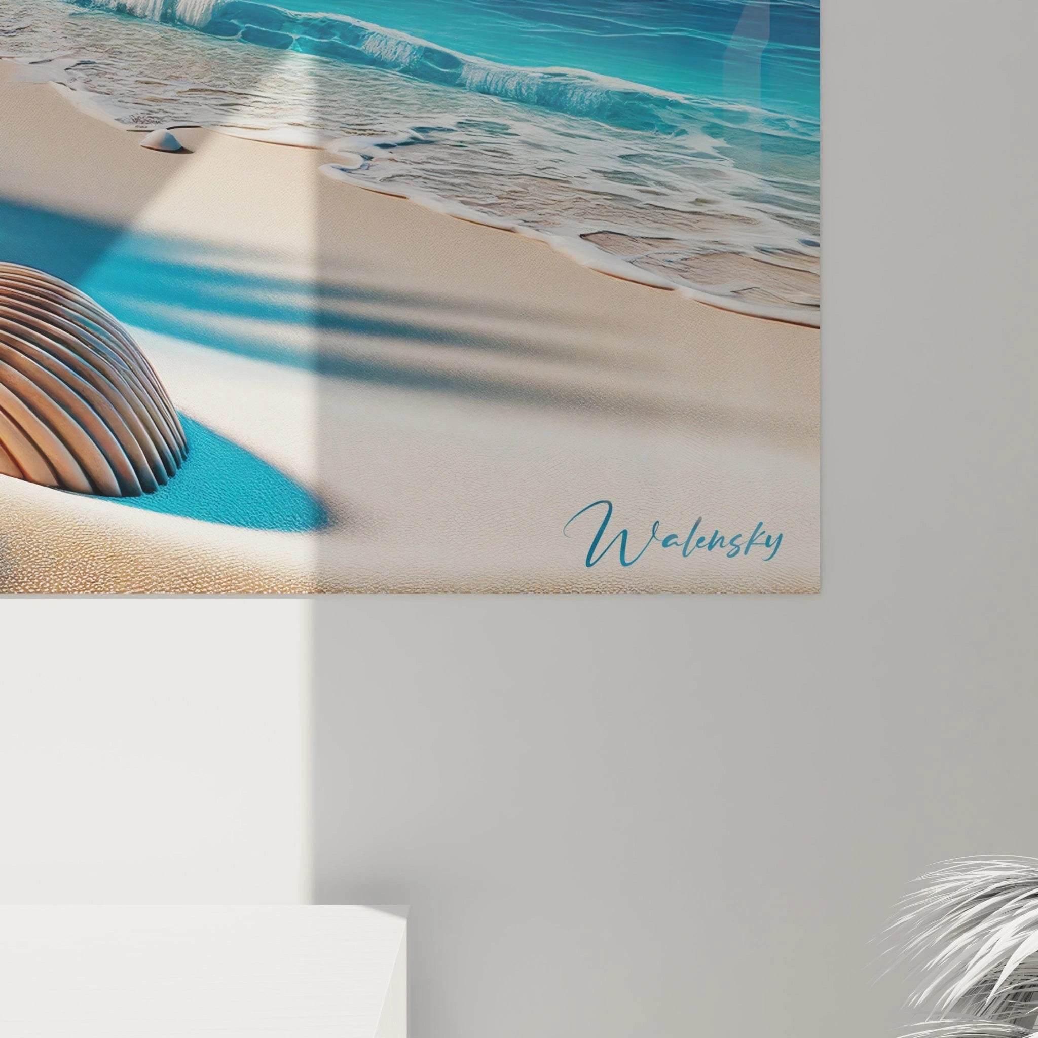 Tableau paysage mural Walensky avec une coquillage sur la plage et des vagues au bord de l'eau