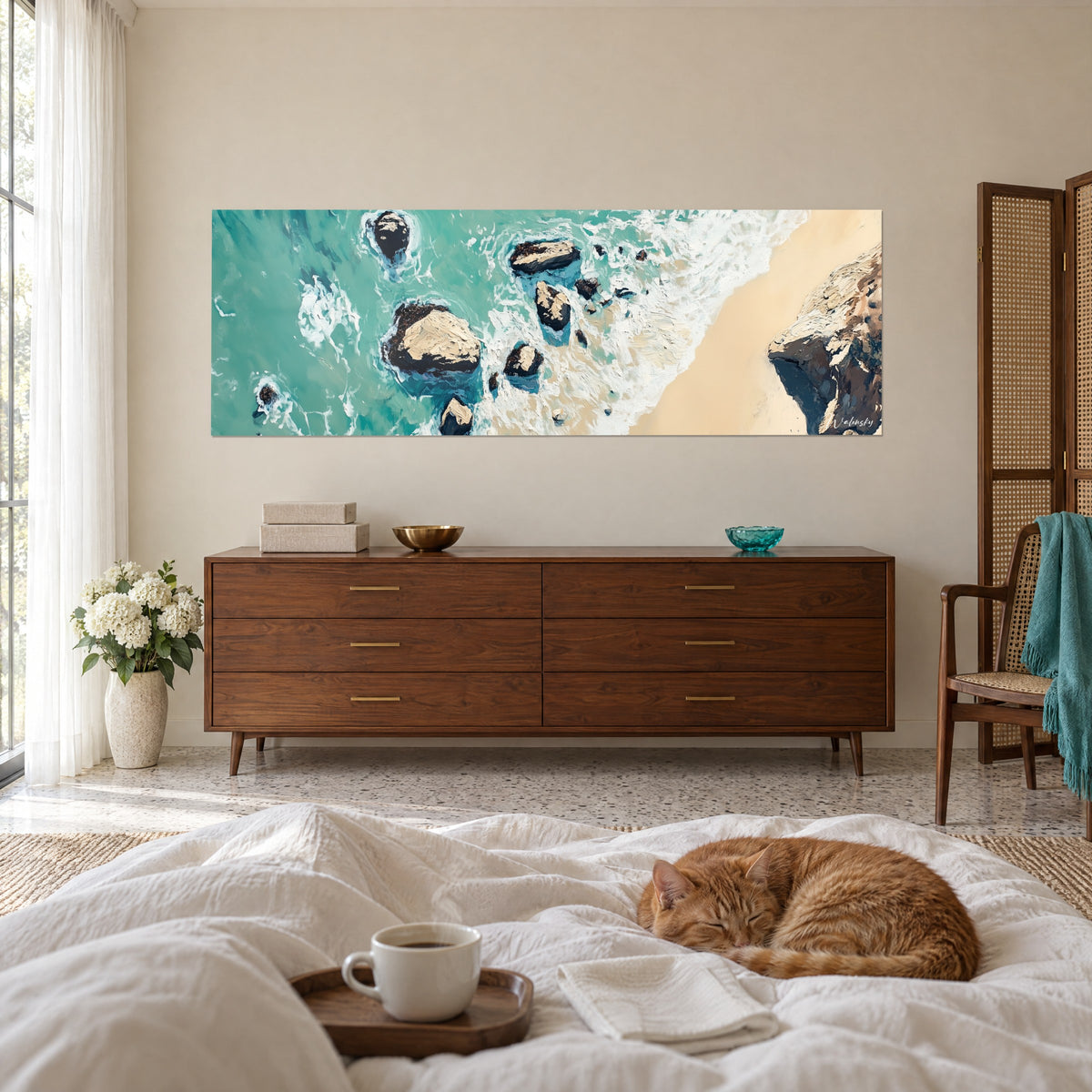 Schilderij turquoise zee omzoomd met wit schuim rond bruine rotsen, goudkleurig zand, boven een bed in een lichte slaapkamer