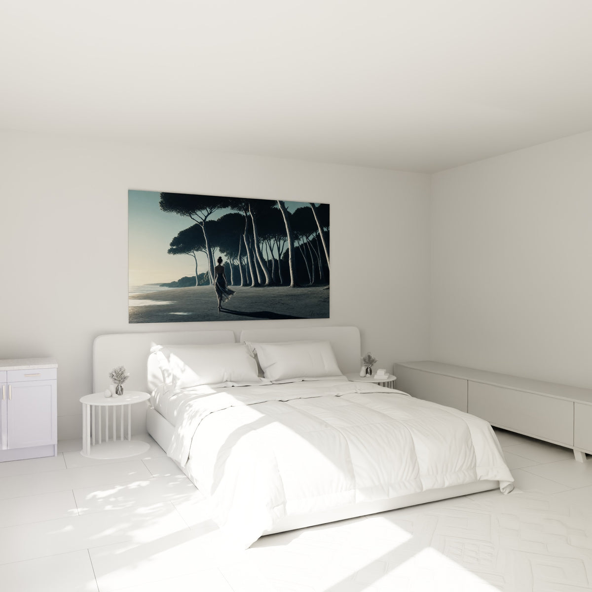 Femme s'éloignant sous les pins bleutés, tableau plage doré au-dessus d'un lit dans une chambre claire