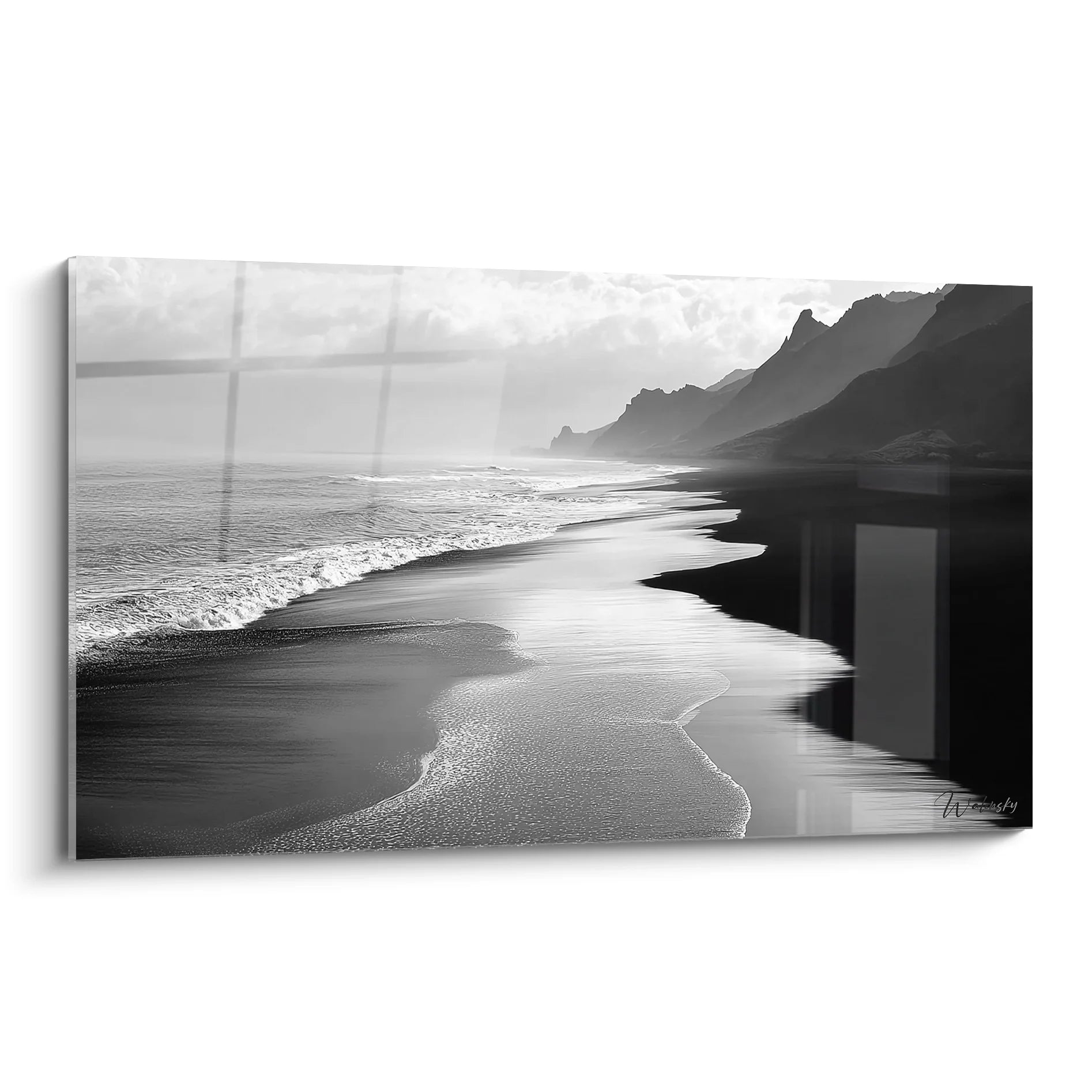 Tableau plage noir et blanc représentant une côte sauvage avec falaises et vagues sur sable humide