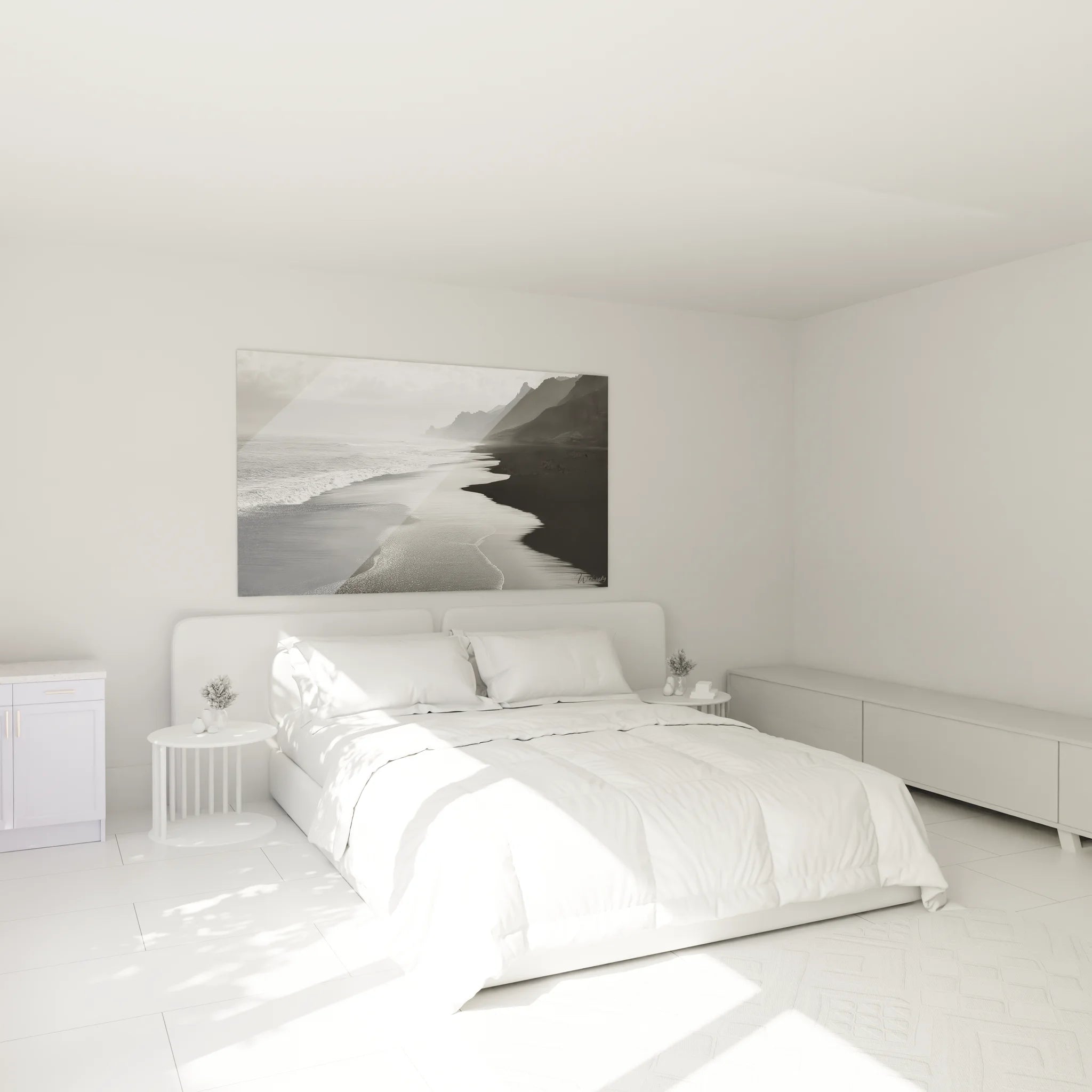 Tableau plage noir et blanc dans chambre moderne, décoration murale côte sauvage au-dessus du lit