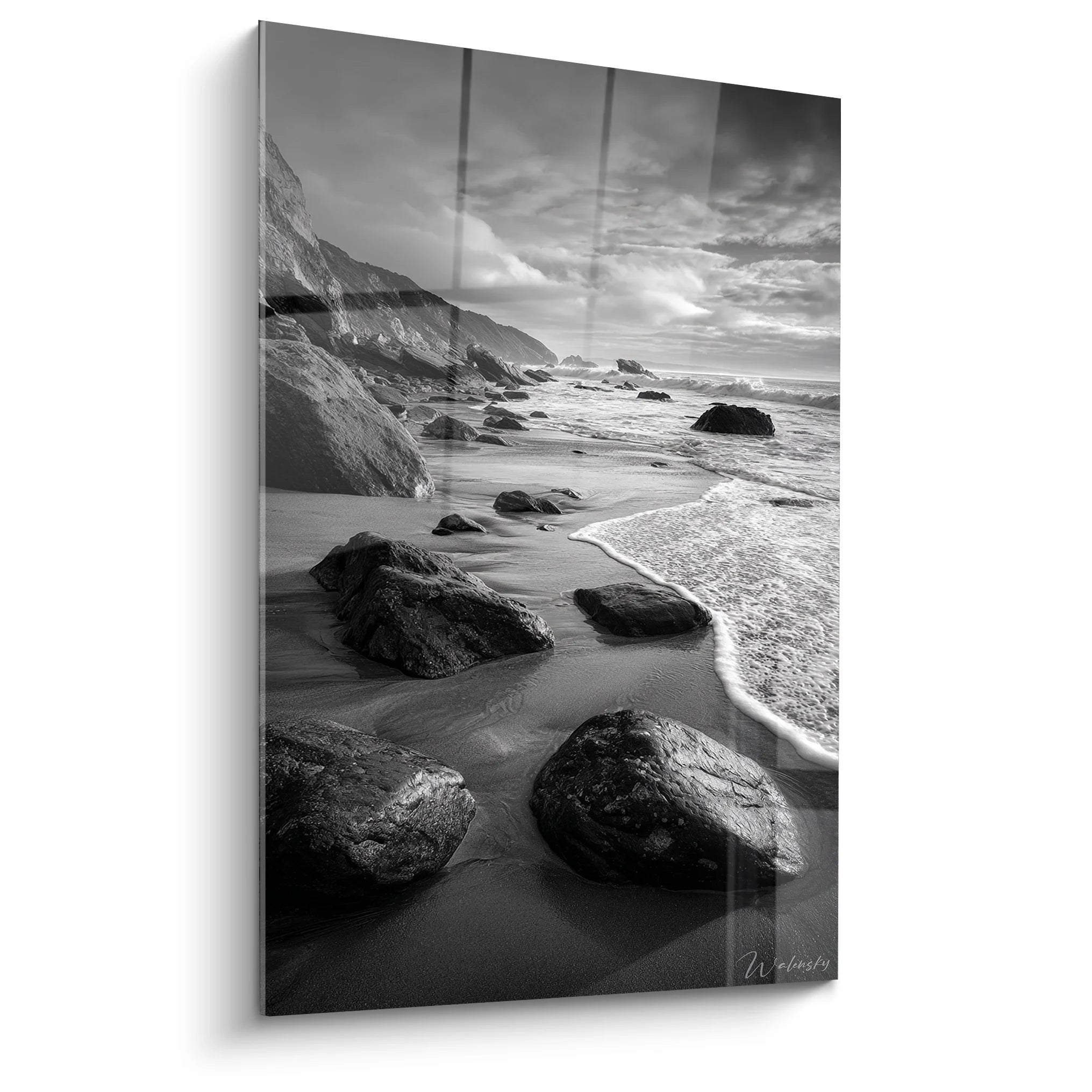 Tableau plage aux rochers noir et blanc avec vagues et falaises, art mural paysage marin décoratif