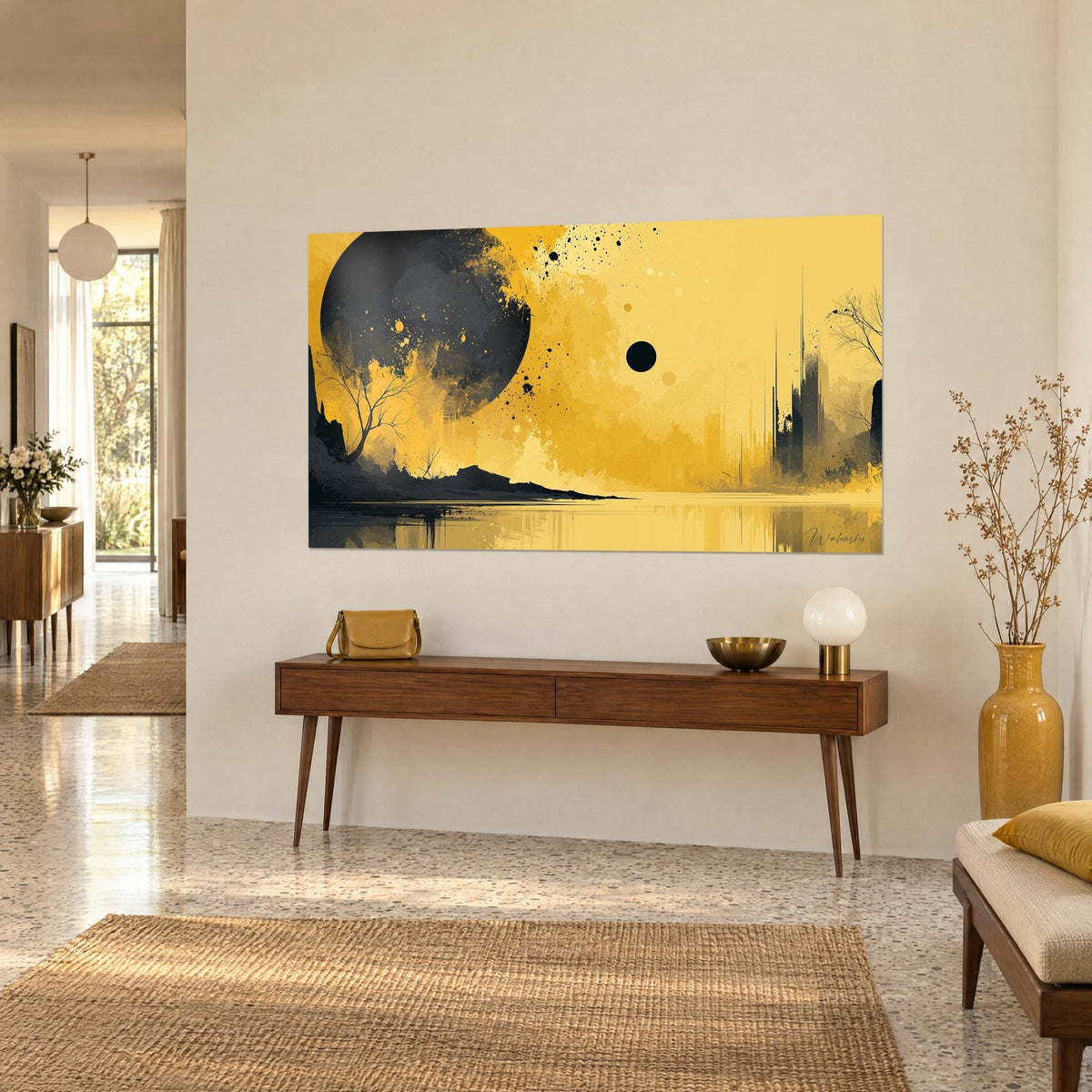 Cuadro astro negro gigante y pequeño disco de tinta sobre fondo amarillo azafrán, siluetas grises, encima de una consola de madera en un recibidor