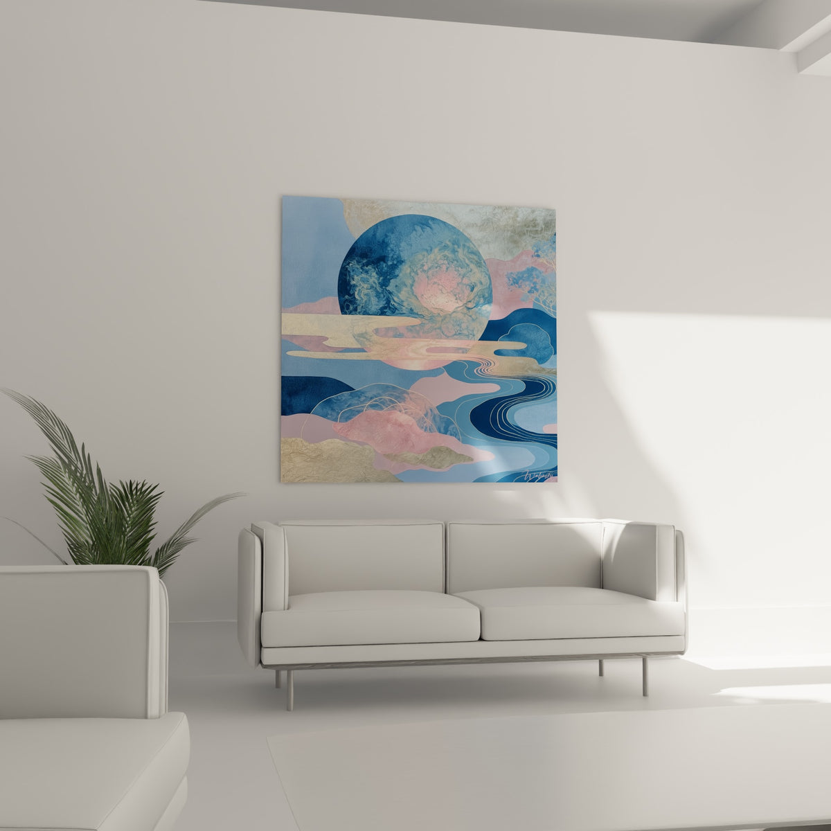 Astre marbré aux teintes bleu marine et doré placé au-dessus d'un canapé dans un salon lumineux