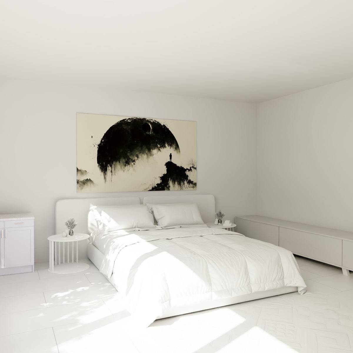 Astre effrité en encre noire et beige, silhouette solitaire, au-dessus d'un lit dans une chambre claire
