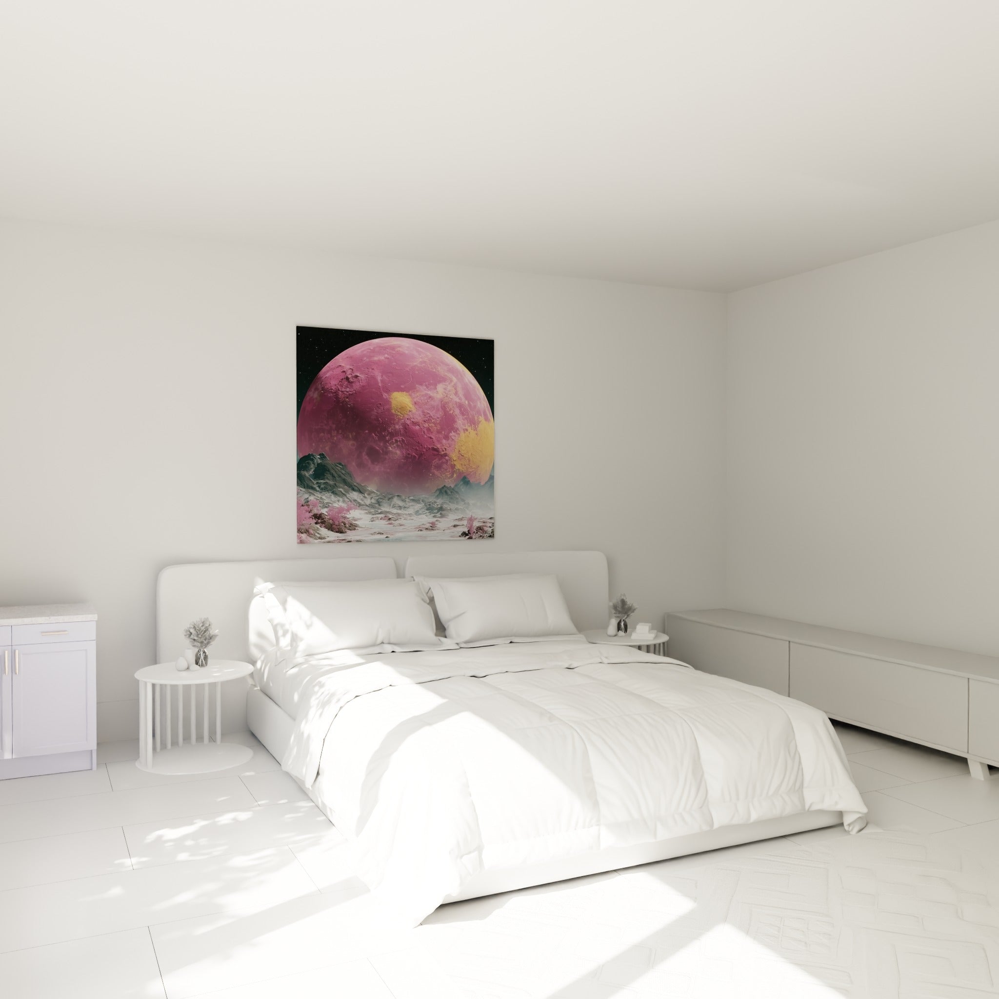 Astre rose et or aux reliefs cratérisés, accroché au-dessus d'un lit dans une chambre claire