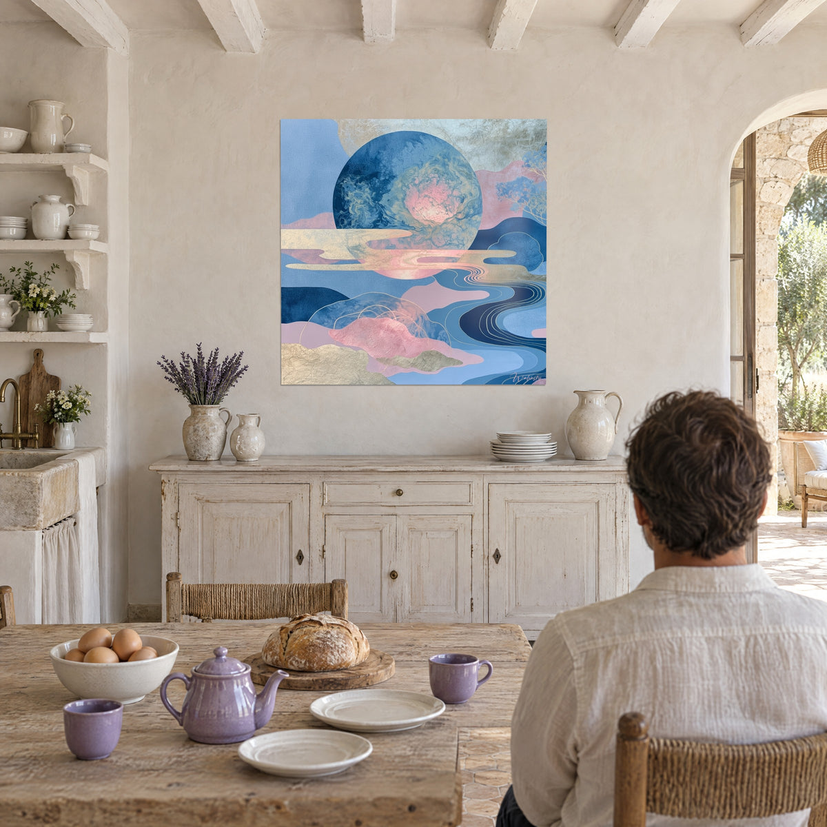 Cuadro orbe celeste con jaspeado azul y rosa, colinas doradas agrietadas y un árbol azur, frente a una mesa de madera en una masía