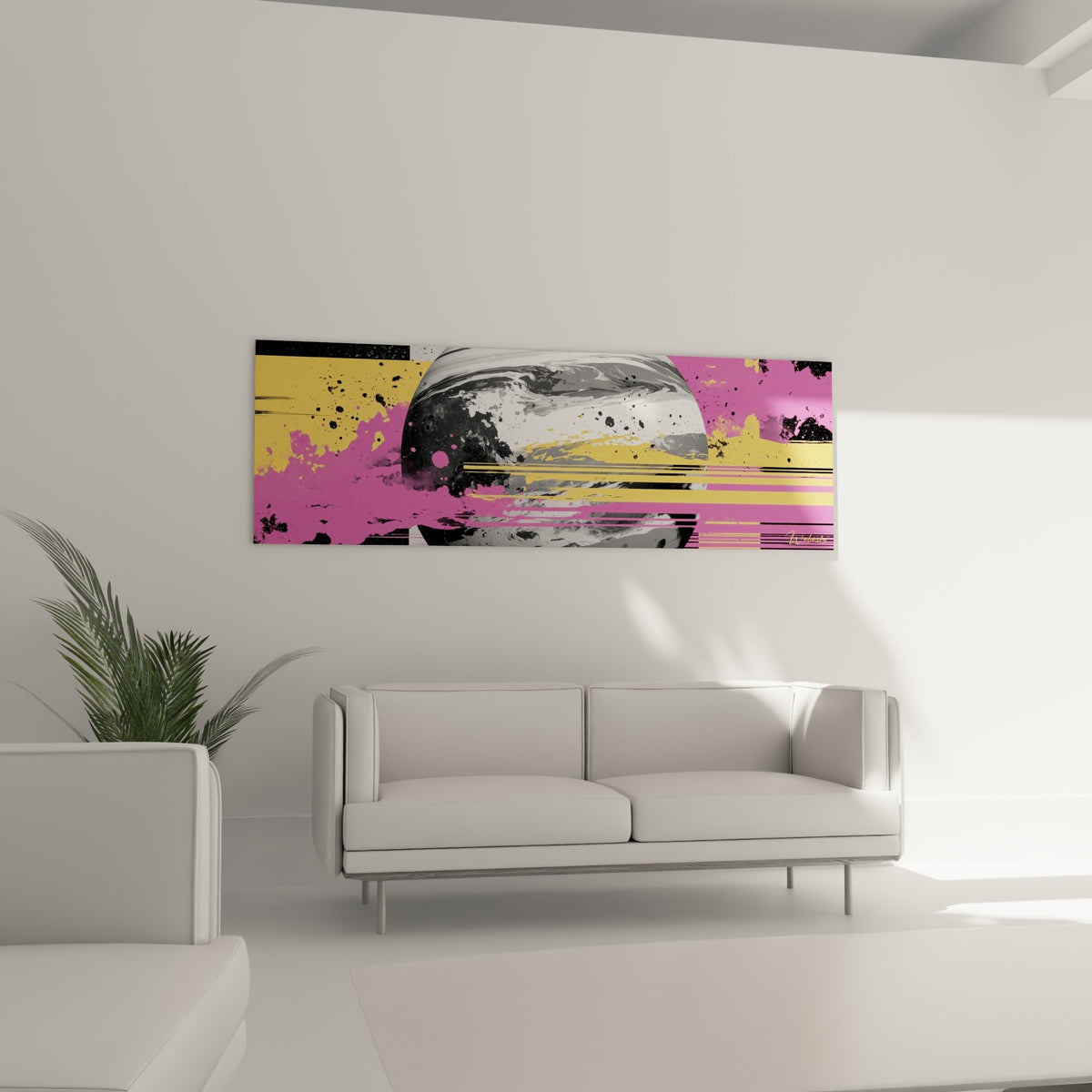 Sphère graphique anthracite et jaune moutarde éclaboussée de fuchsia, au-dessus d'un canapé dans un salon lumineux