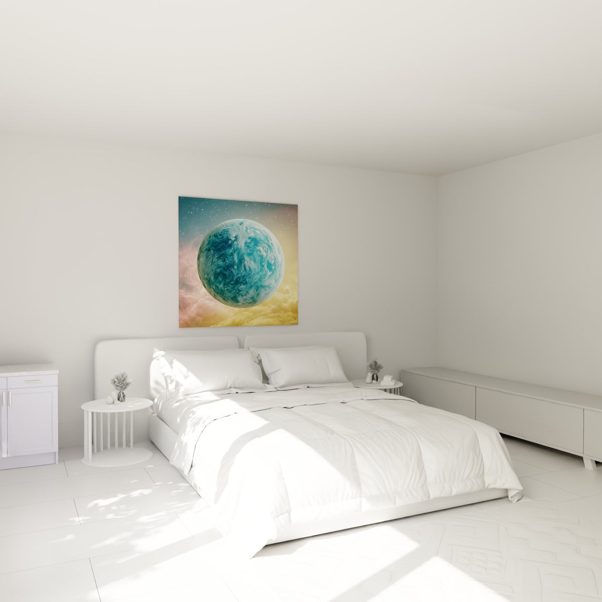 Sphère bleue et dorée aux reflets nuageux accrochée au-dessus d'un lit dans une chambre claire