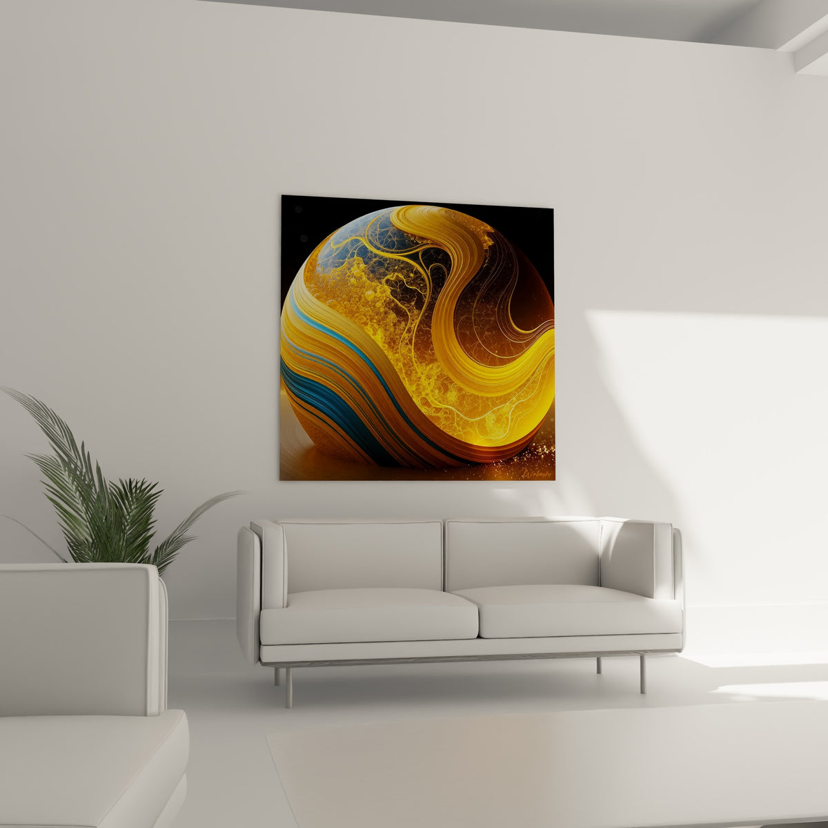 Boule Planète or et bleu marine aux textures ondulées au-dessus d'un canapé dans un salon lumineux