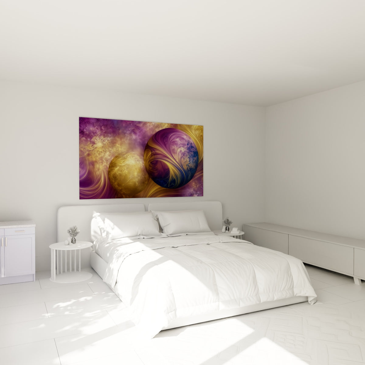 Sphères Planète dorées et violettes tourbillonnantes accrochées au-dessus d'un lit dans une chambre claire