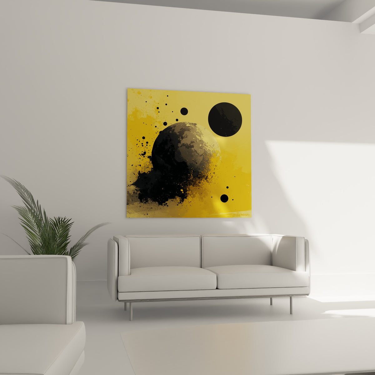 Sphère cosmique noire et grise sur fond doré intense, au-dessus d'un canapé dans un salon lumineux