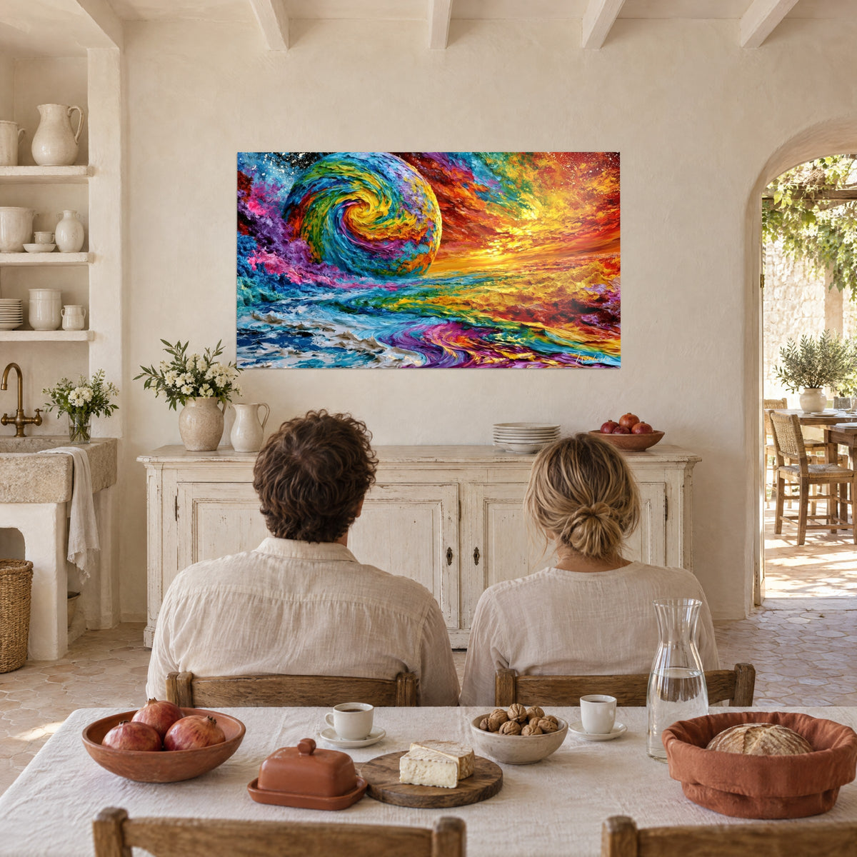 Tableau astre en volutes vert, bleu et jaune, couché de soleil orangé, devant un couple de dos assis à table