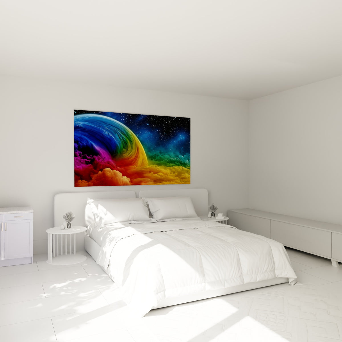 Sphère cosmique aux teintes bleu marine et orangées accrochée au-dessus d'un lit dans une chambre claire