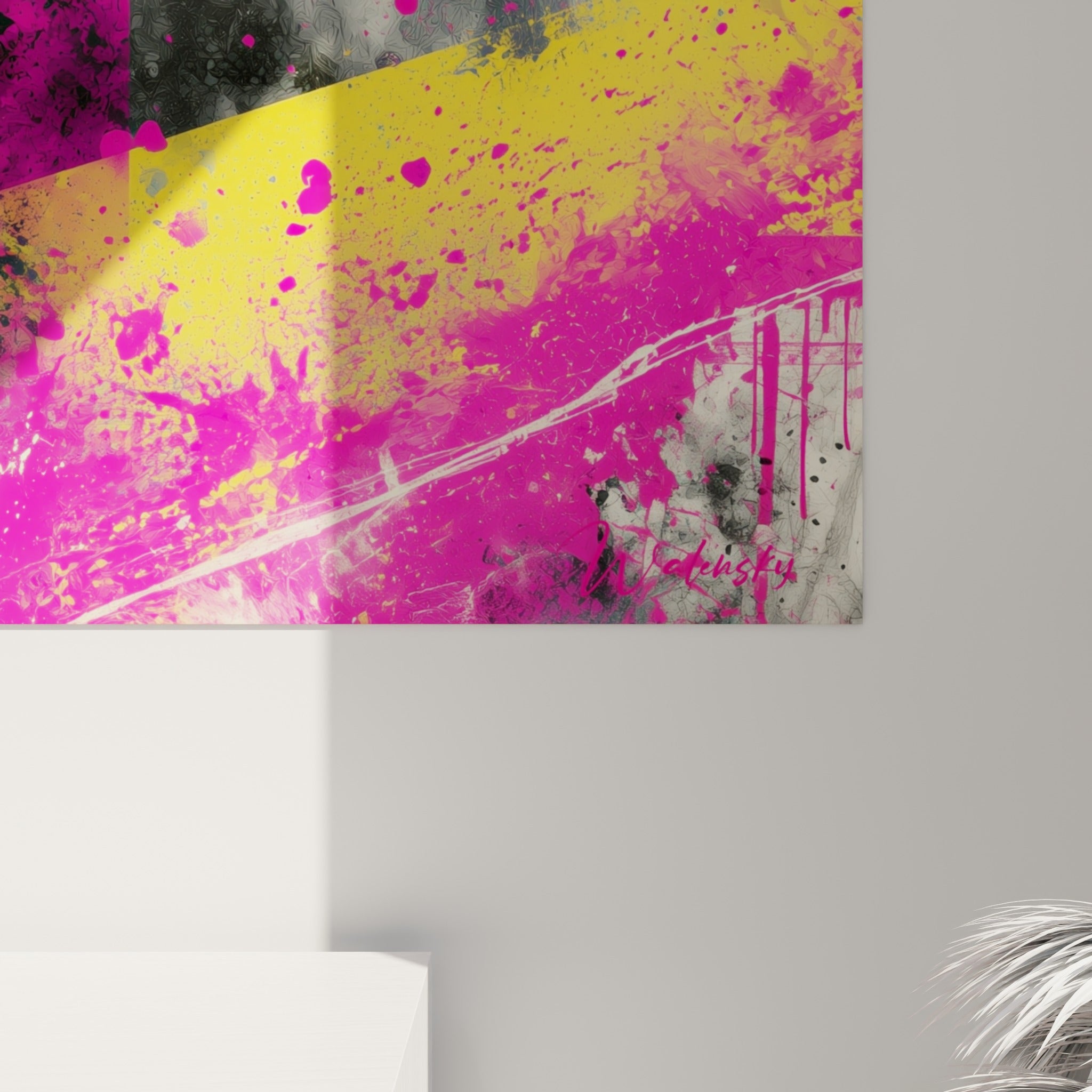 Empâtements gris et coulures roses se mêlant au jaune moutarde sur la surface de la toile