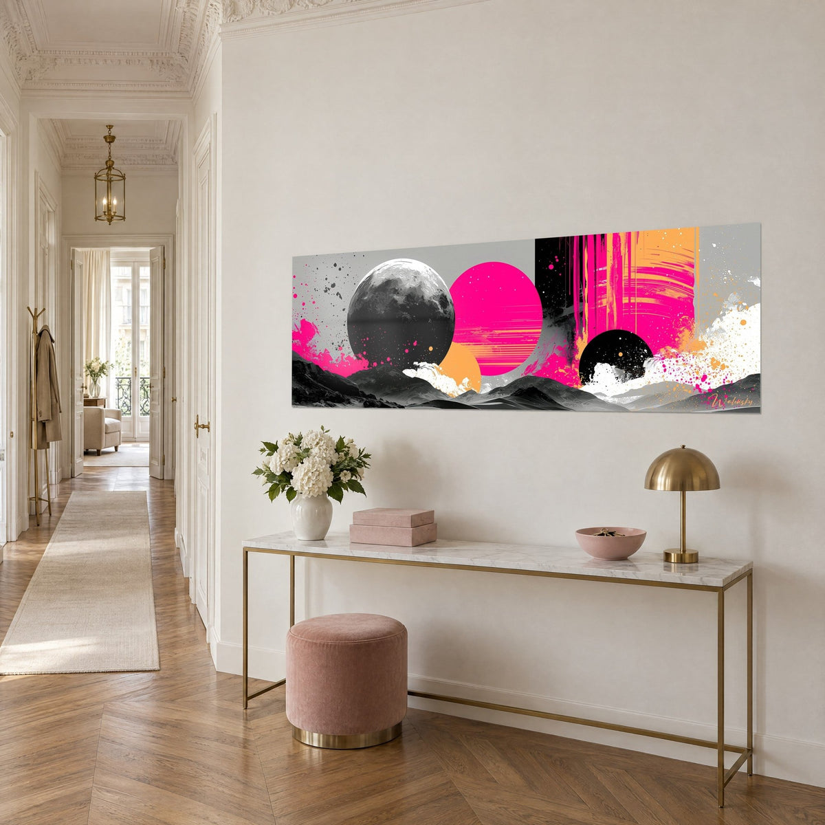 Gemälde Neonsphären und kraterübersäzter Mond über verschneiten Graten, Schwarz und Orange, Dreiviertelansicht im Haussmann-Flur