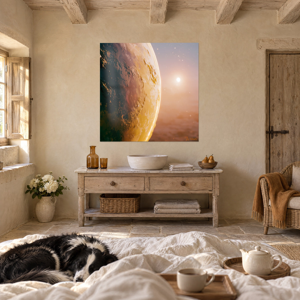 Tableau monde lointain doré et émeraude, soleil minuscule dans la brume pêche, au-dessus d'un lit dans une chambre claire