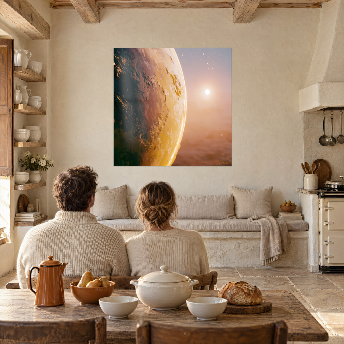 Tableau sphère rocheuse bordée de lumière jaune, ciel mauve et poussière d'étoiles, face à une table en bois rustique
