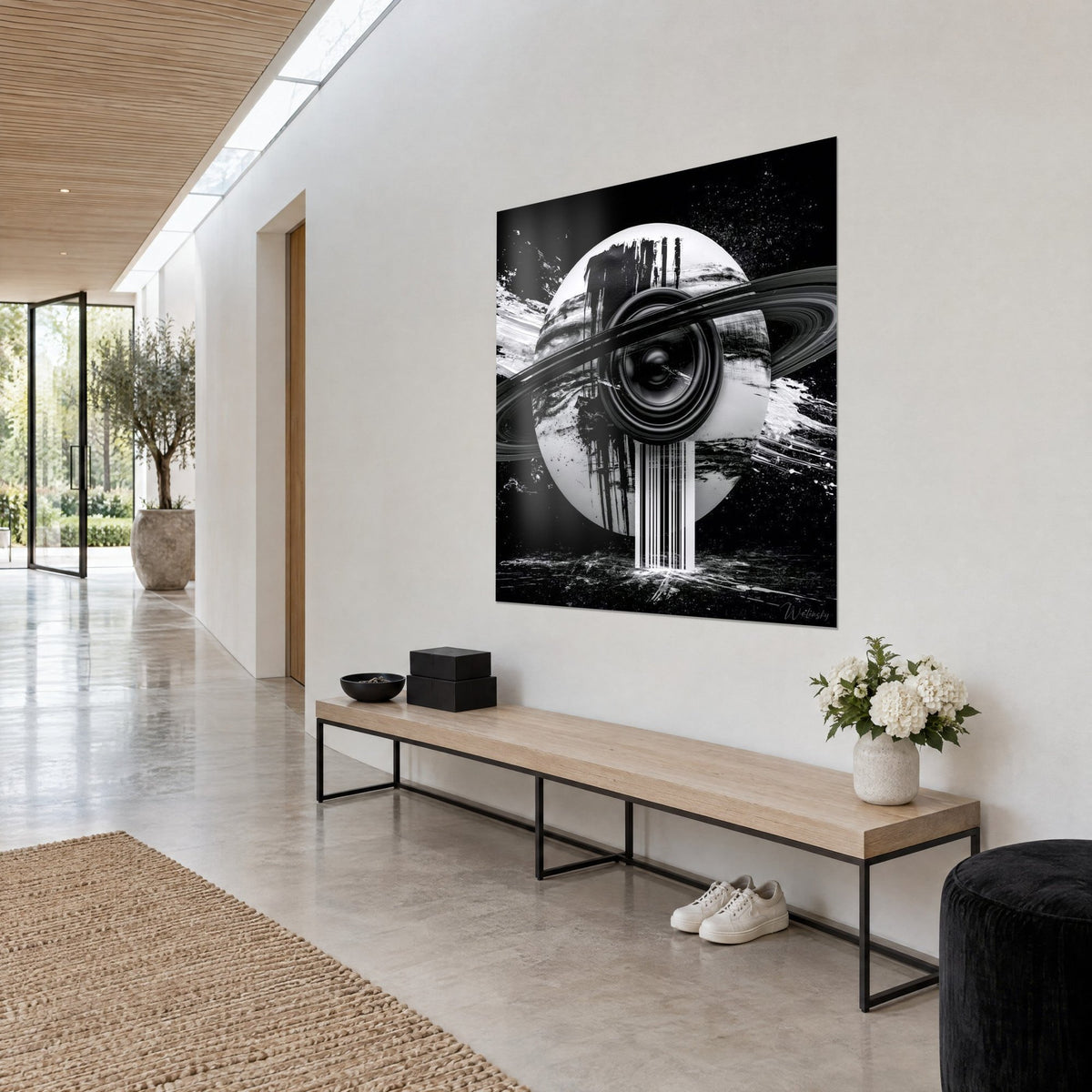 Tableau globe aux anneaux d'encre sombre, lentille noire en son centre, barres blanches verticales en dessous, mur clair d'un couloir en trois-quarts