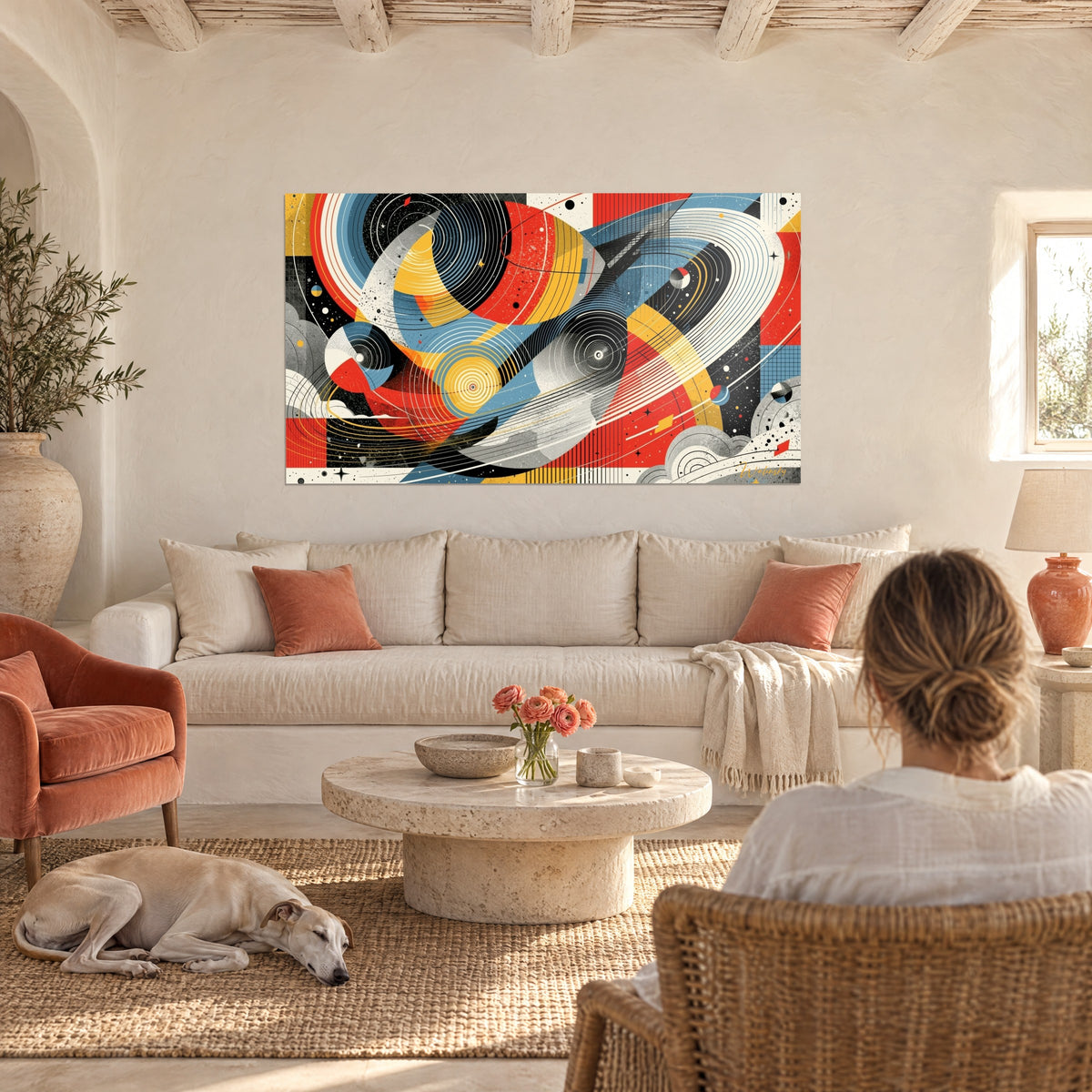 Tableau fusée stylisée aux cercles concentriques rouges, bleus et jaunes, accroché au-dessus d'un canapé dans un salon lumineux