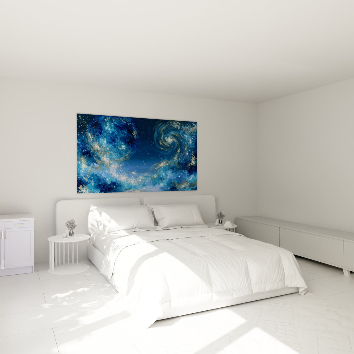Sphère bleue et tourbillon doré évoquant une galaxie, accrochés au-dessus d'un lit dans une chambre claire