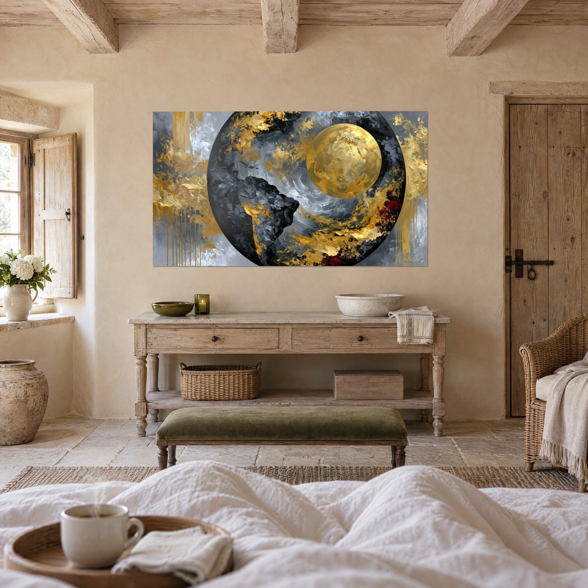 Tableau terre noire cernée d'un halo gris et or, lune dorée aux touches de rouge sombre, personne de dos, au-dessus d'un lit dans une chambre claire