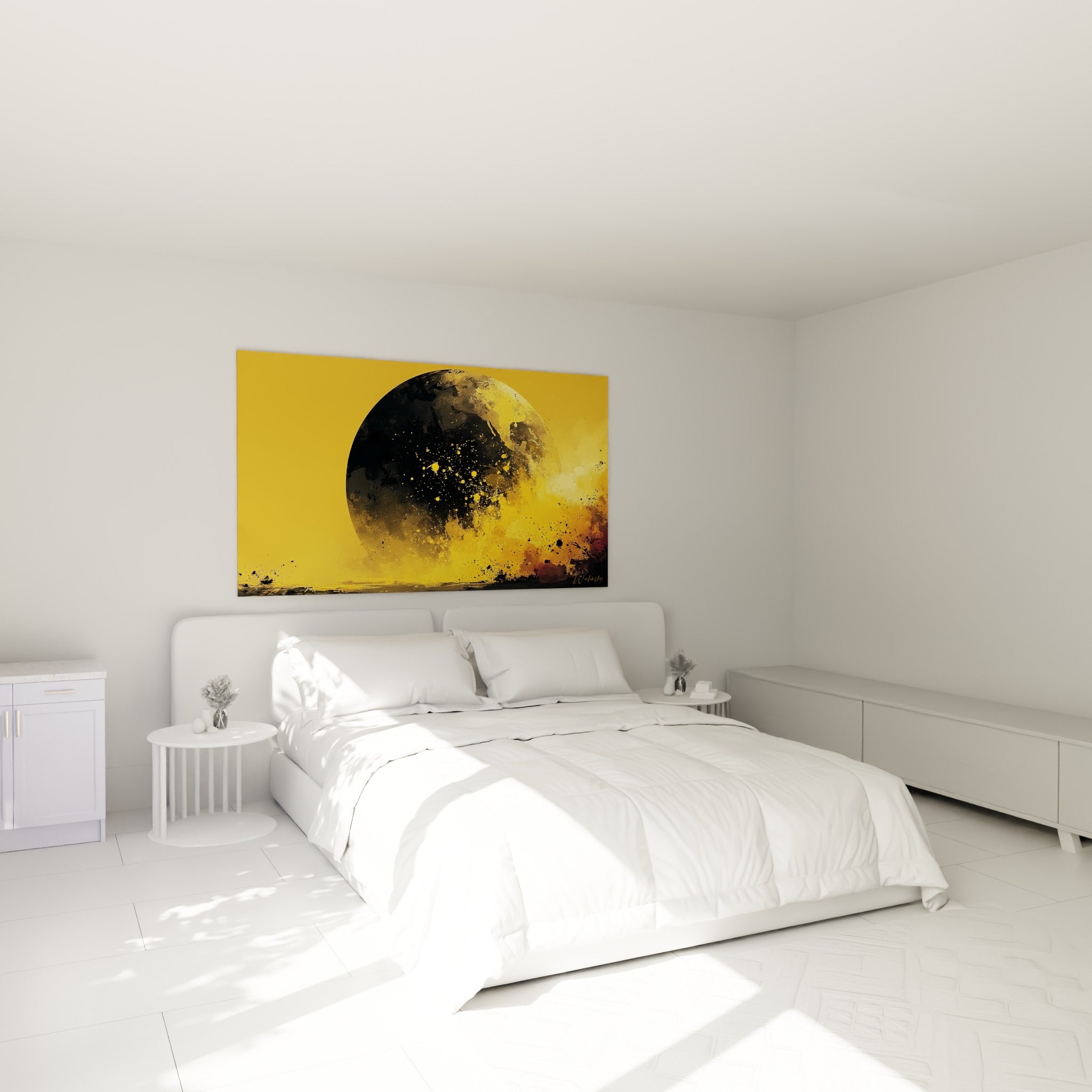Astre sombre entouré de lumière dorée et orangée, accroché au-dessus d'un lit dans une chambre claire