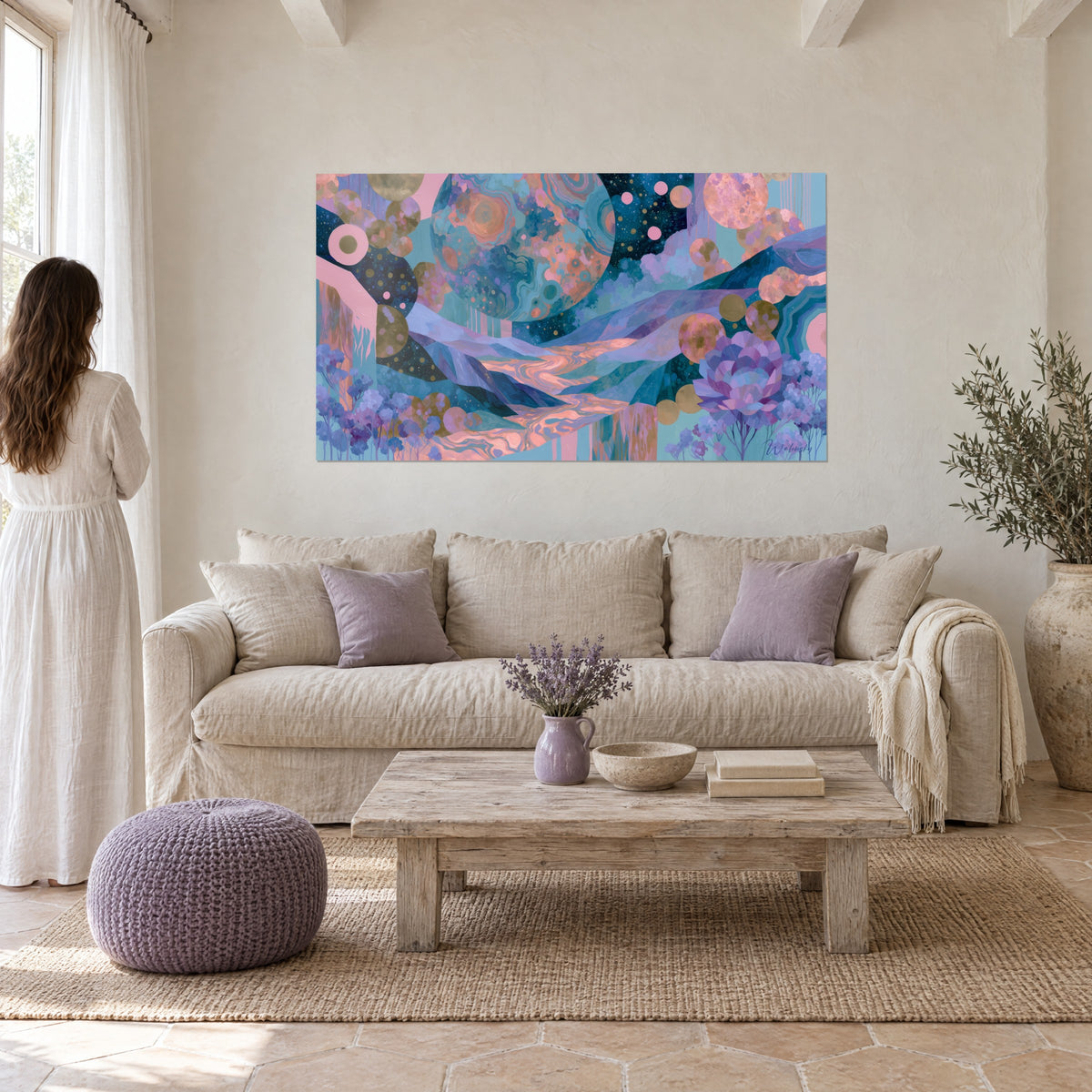 Tableau rivière rose cuivré serpentant entre montagnes violettes et ciel étoilé, au-dessus d'un canapé dans un salon lumineux
