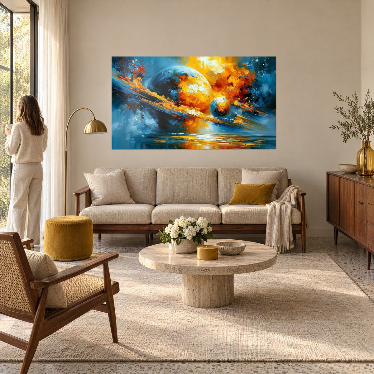 Tableau planète bleue éclatant d'orange et de jaune, deux sphères sur une traînée diagonale, au-dessus d'un canapé dans un salon lumineux