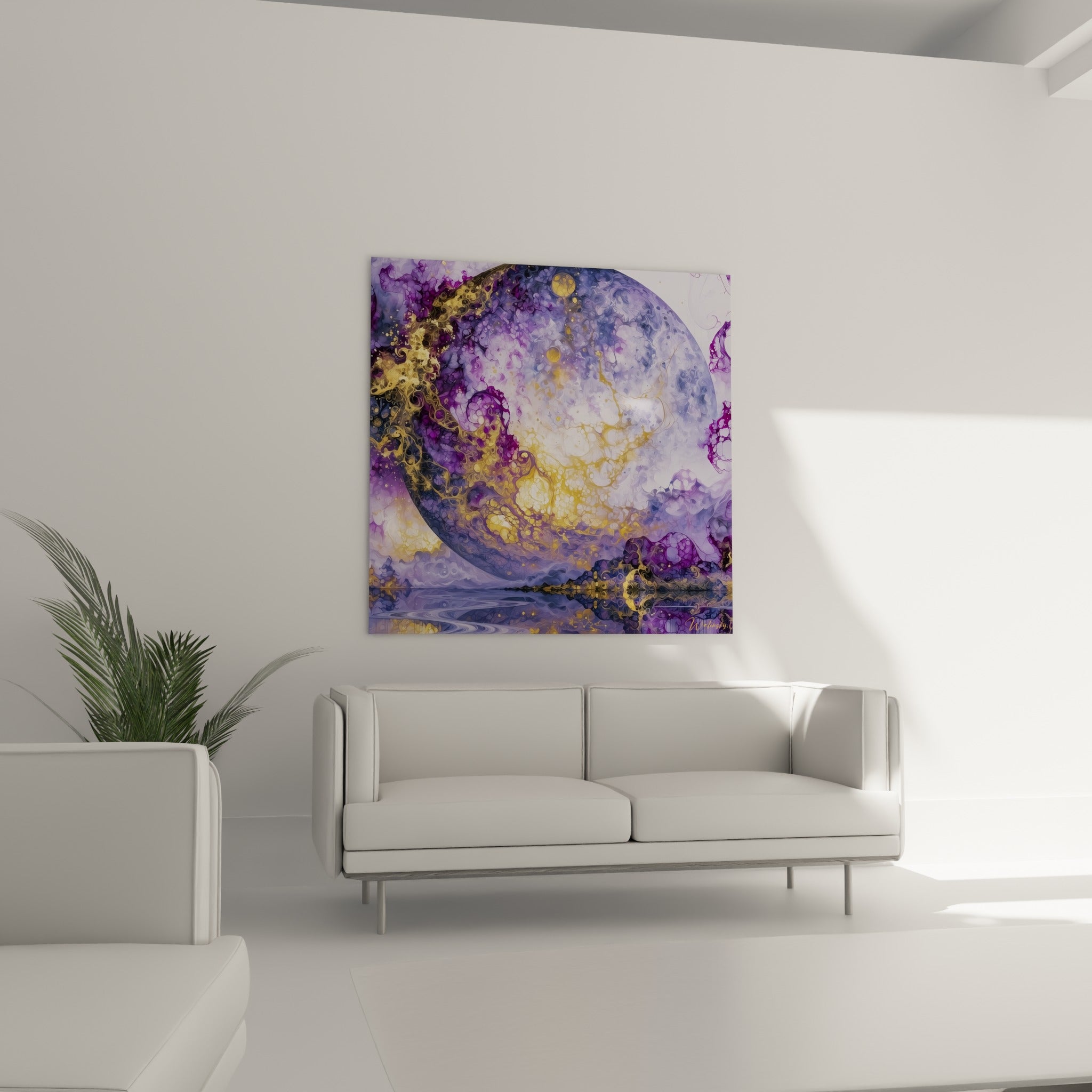Astre pourpre traversé d'or liquide, au-dessus d'un canapé dans un salon lumineux