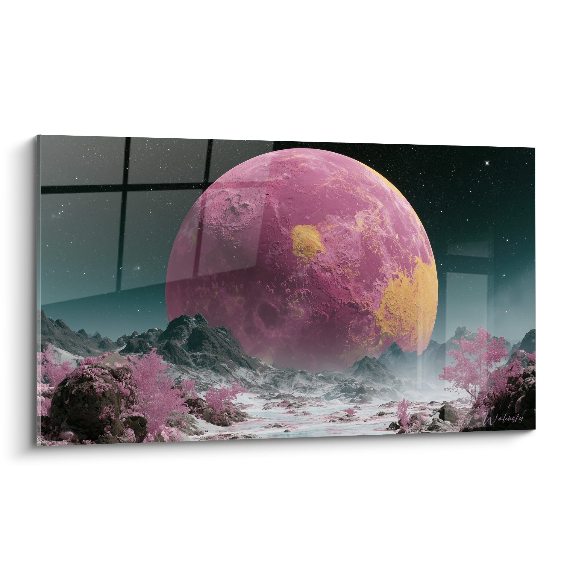 Planète rose et jaune sur fond étoilé, entourée de montagnes anthracite et de brume